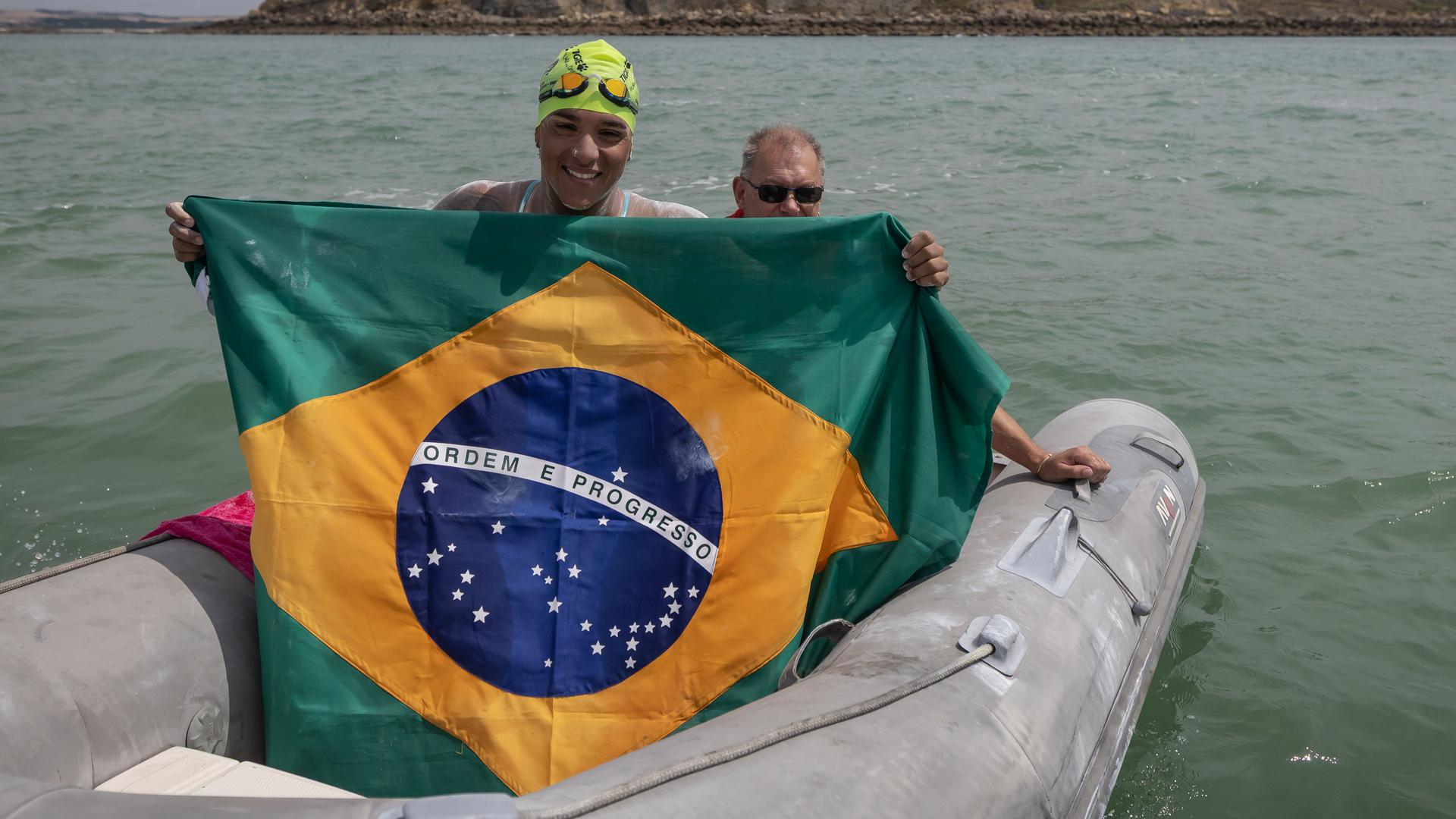 Ana Marcela Cunha escreve história ao completar a Travessia do Canal da Mancha com recorde sul-americano