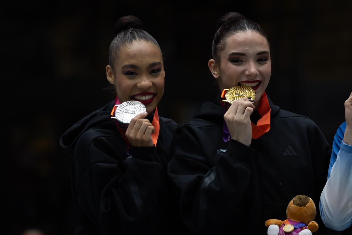 Cinco bolas, dois ouros e uma prata para a ginástica rítmica