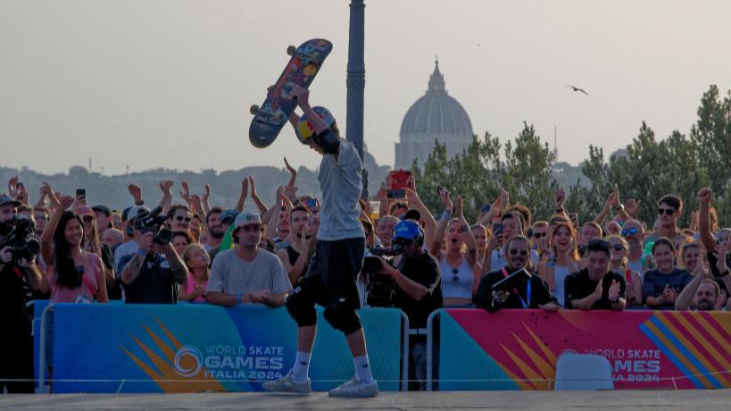 Gui Khury é campeão mundial de skate vertical