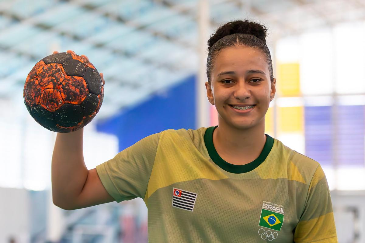 Ex-judoca deslancha no handebol, vira referência em seleção brasileira de base e dá show nos Jogos da Juventude