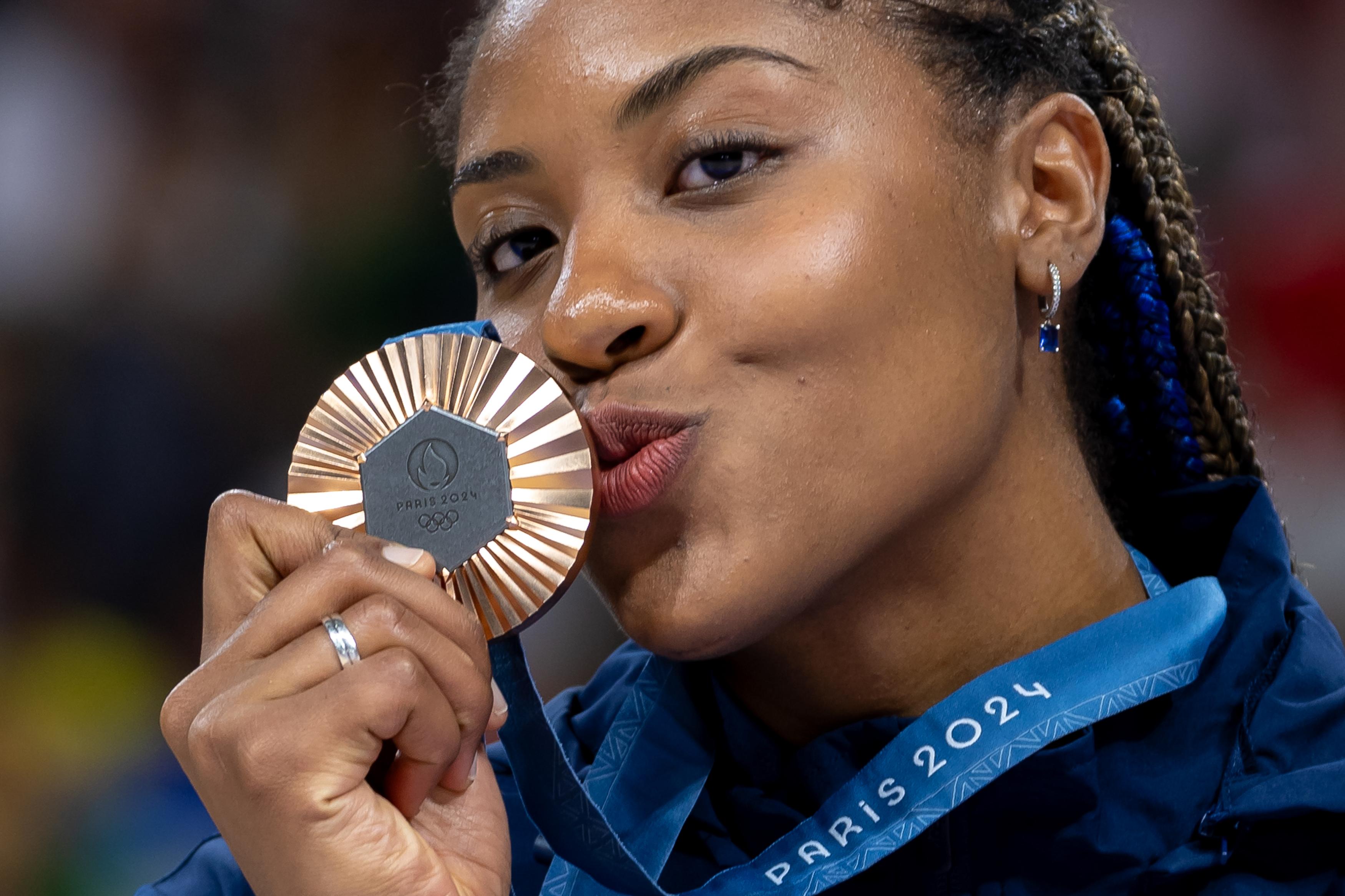 	2024.08.11 - Jogos Olímpicos Paris 2024 - Vôlei de quadra feminino. A seleção brasileira durante a cerimônia de entrega de medalhas. O Brasil ficou com o bronze após vencer a Turquia na decisão do 3º lugar. Na foto, Ana Cristina. Foto: Miriam Jeske/COB.
