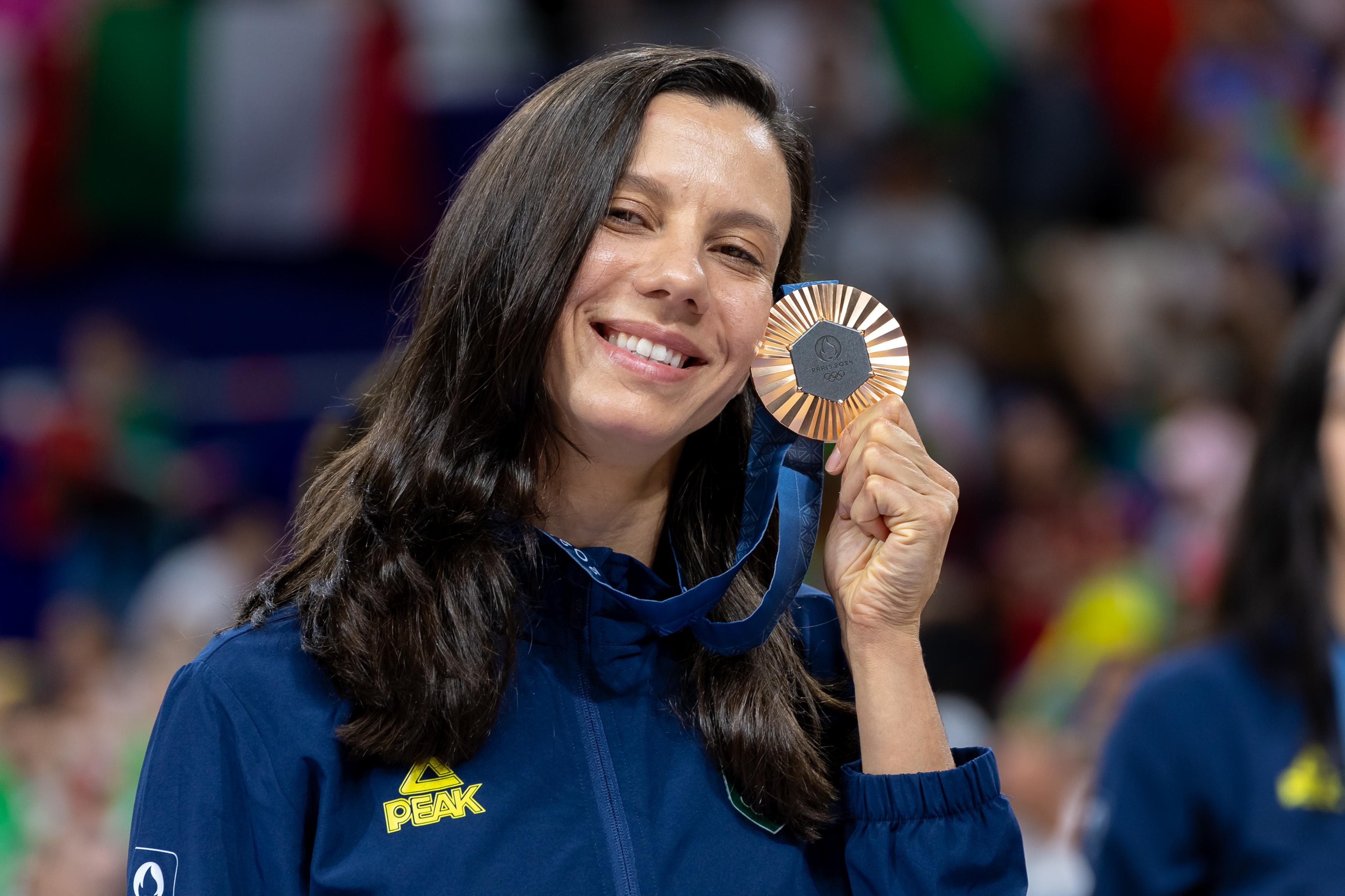 	2024.08.11 - Jogos Olímpicos Paris 2024 - Vôlei de quadra feminino. A seleção brasileira durante a cerimônia de entrega de medalhas. O Brasil ficou com o bronze após vencer a Turquia na decisão do 3º lugar. Na foto, Macris. Foto: Miriam Jeske/COB.