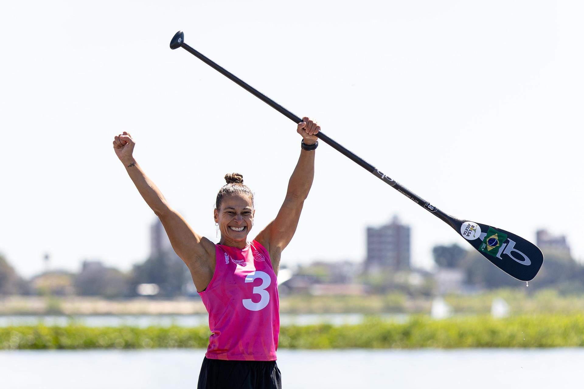 Aos 43 anos, Jéssica Moah conquista medalha de bronze no surf SUP