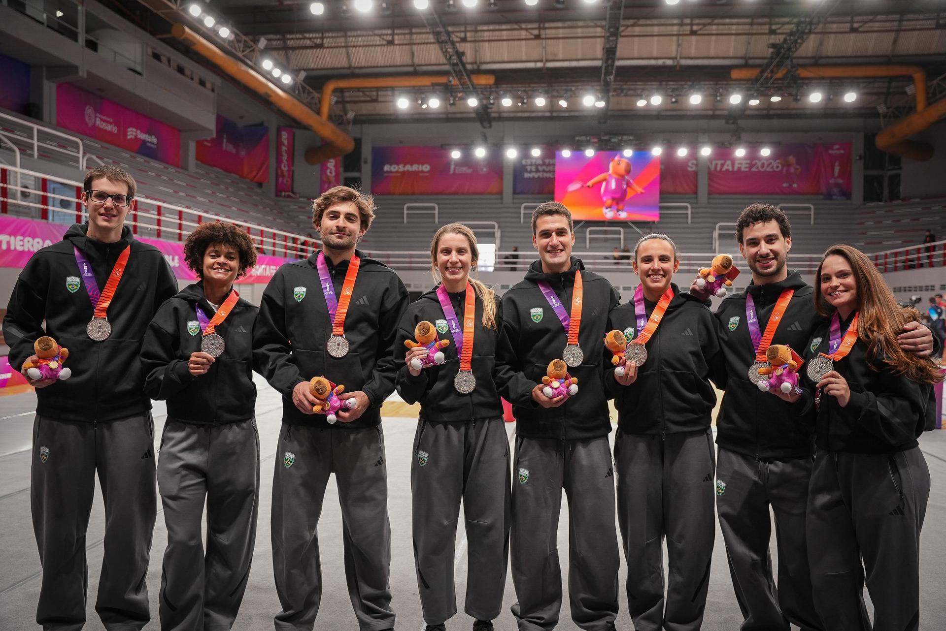 Equipes brasileiras de esgrima de florete e sabre alcançam finais em Santa Fé 2026