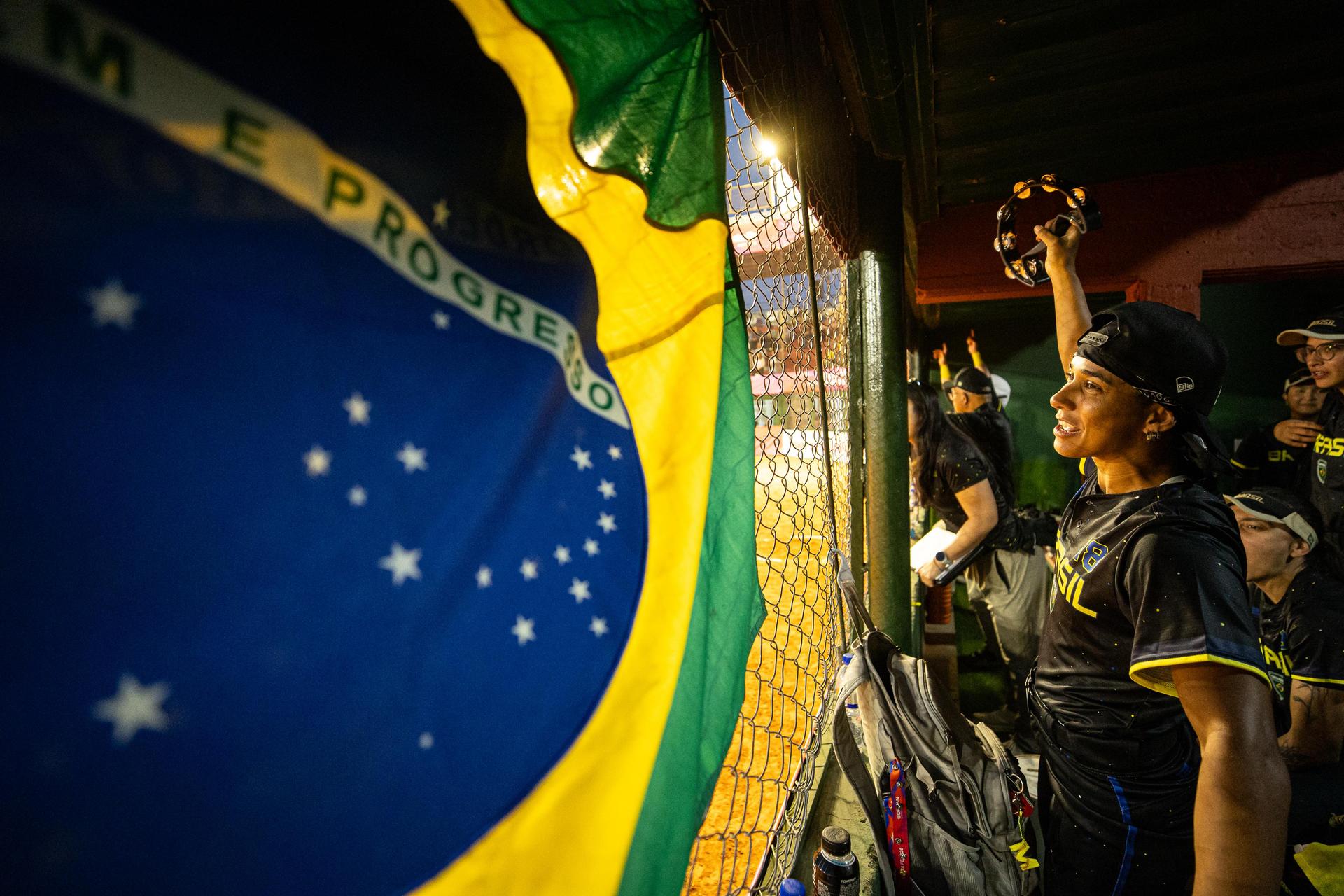 Onigiri, pandeiro e grito de guerra: Brasil conquista primeiras vitórias no softbol nos Jogos Sul-americanos
