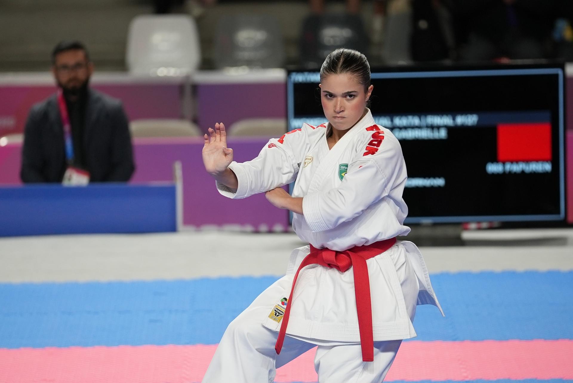 Gabrielle Henrique é ouro no karatê em dia de 33 medalhas para o Time Brasil
