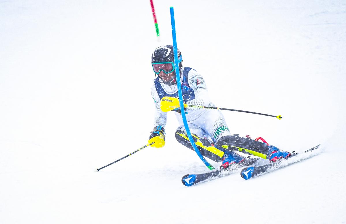 Giovanni Ongaro em ação no slalom em Milão-Cortina 2026. Foto: Rafael Bello/COB