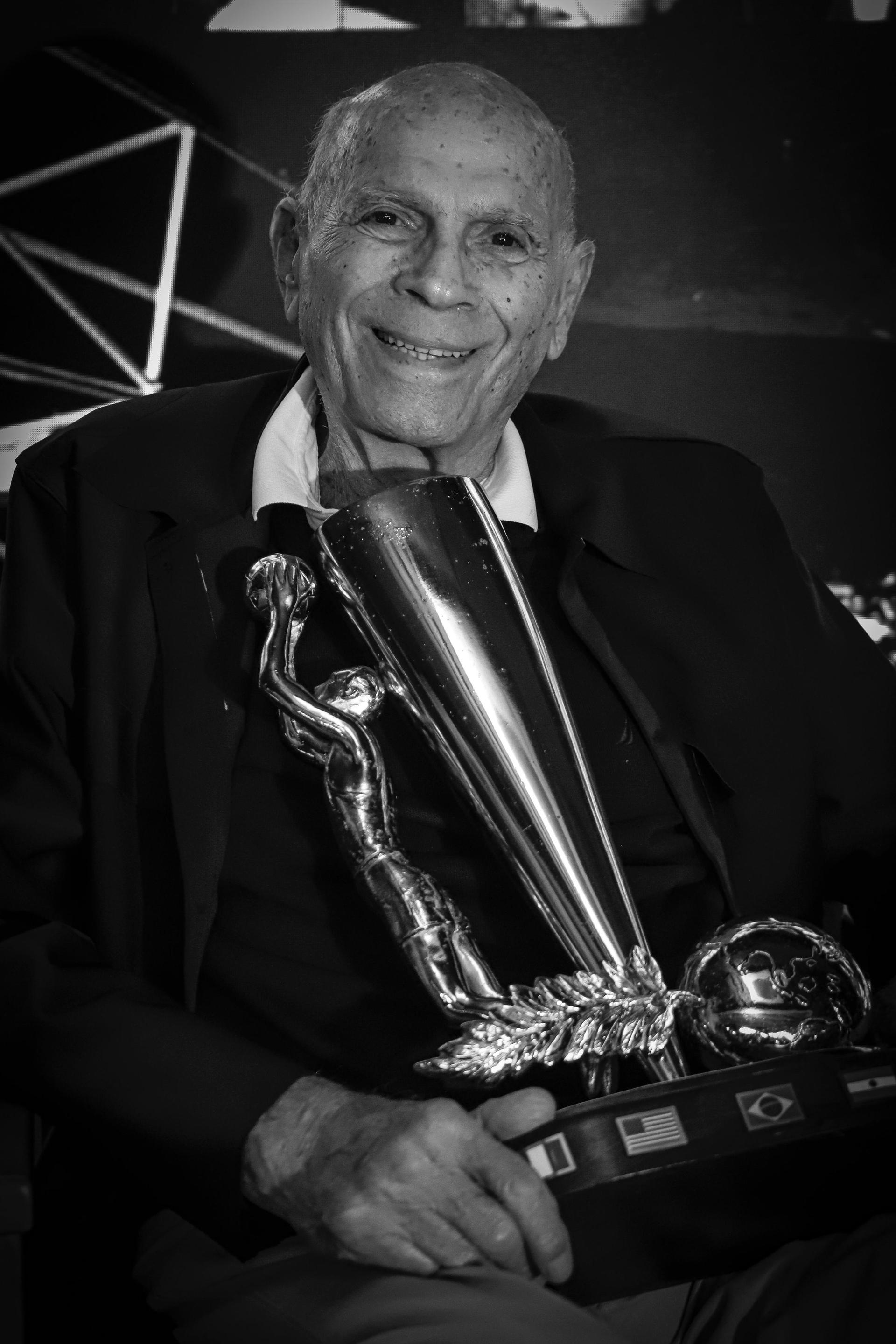 Amaury Pasos com o troféu do Mundial de 1963. Foto: Beto Miller/CBB Amaury Pasos com o troféu do Mundial de 1963. Foto: Beto Miller/CBB