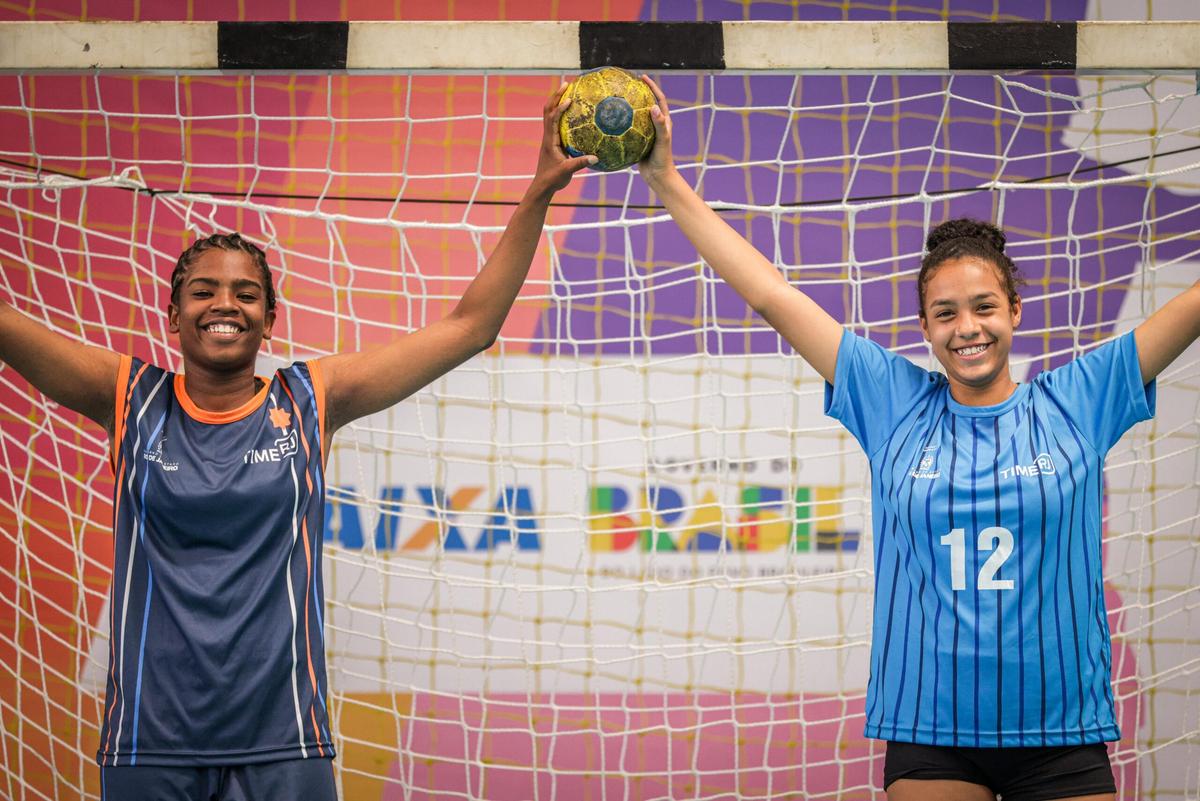 Muralhas, Maria Eduarda e Isabelle defendem o gol do handebol do Rio de Janeiro nos Jogos da Juventude CAIXA Brasília 2025