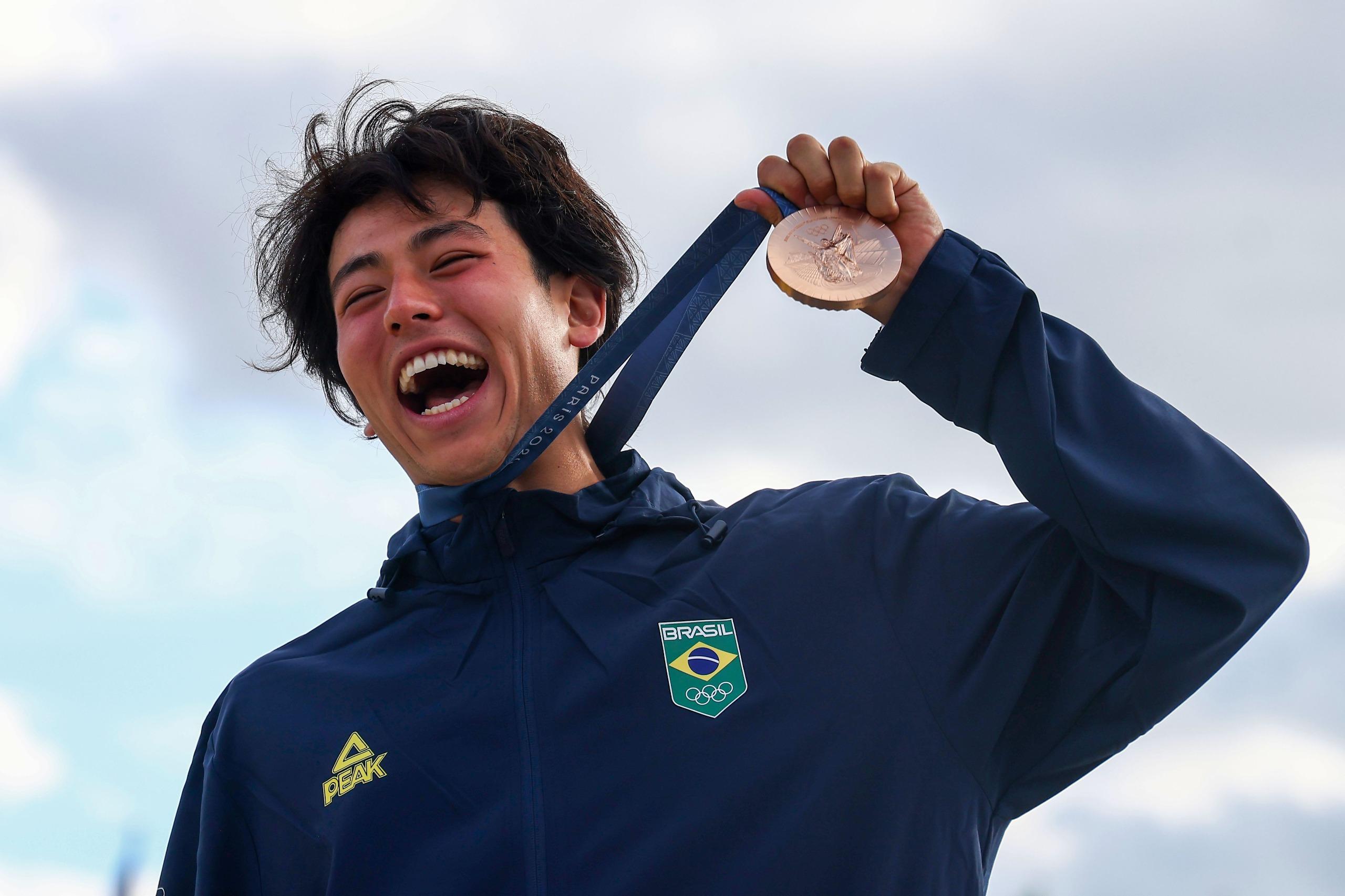 O atleta brasileiro Augusto Akio com a medalha de bronze conquistada na final de hoje. Foto: Luiza Moraes/COB O atleta brasileiro Augusto Akio com a medalha de bronze conquistada na final de hoje. Foto Luiza Moraes COB