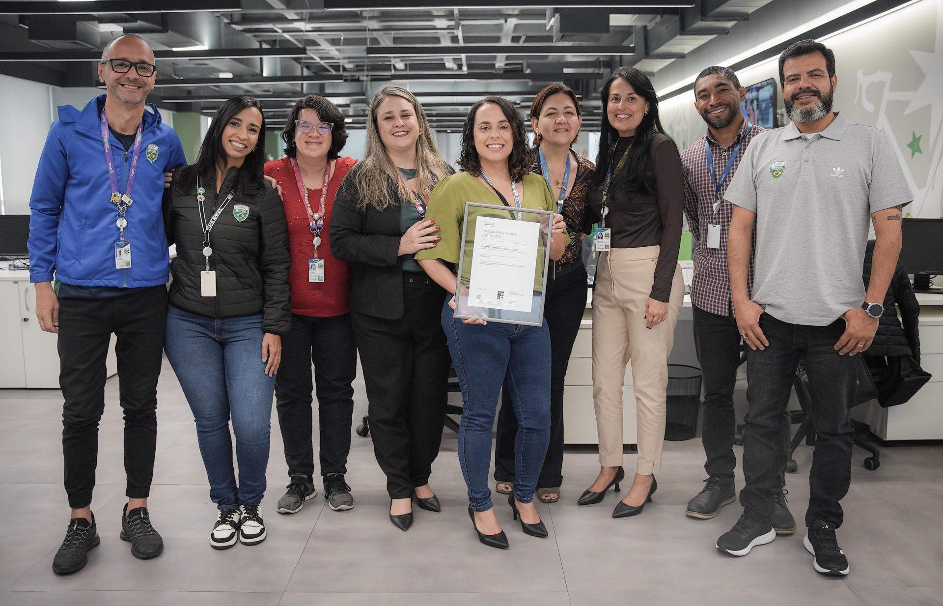 Equipe de Escritório de Projetos, área que liderou o processo de manutenção da certificação, ao lado de outros colaboradores que contribuíram no processo. Foto: Rafael Bello/COB Equipe de Escritório de Projetos, área que liderou o processo de manutenção da certificação, ao lado de outros colaboradores que contribuíram no processo