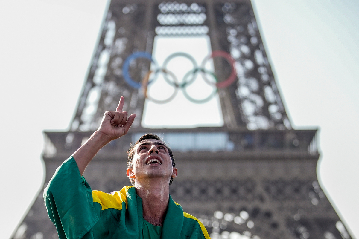 Caio Bonfim celebra medalha olímpica em Paris. Foto: Alexandre Loureiro/COB