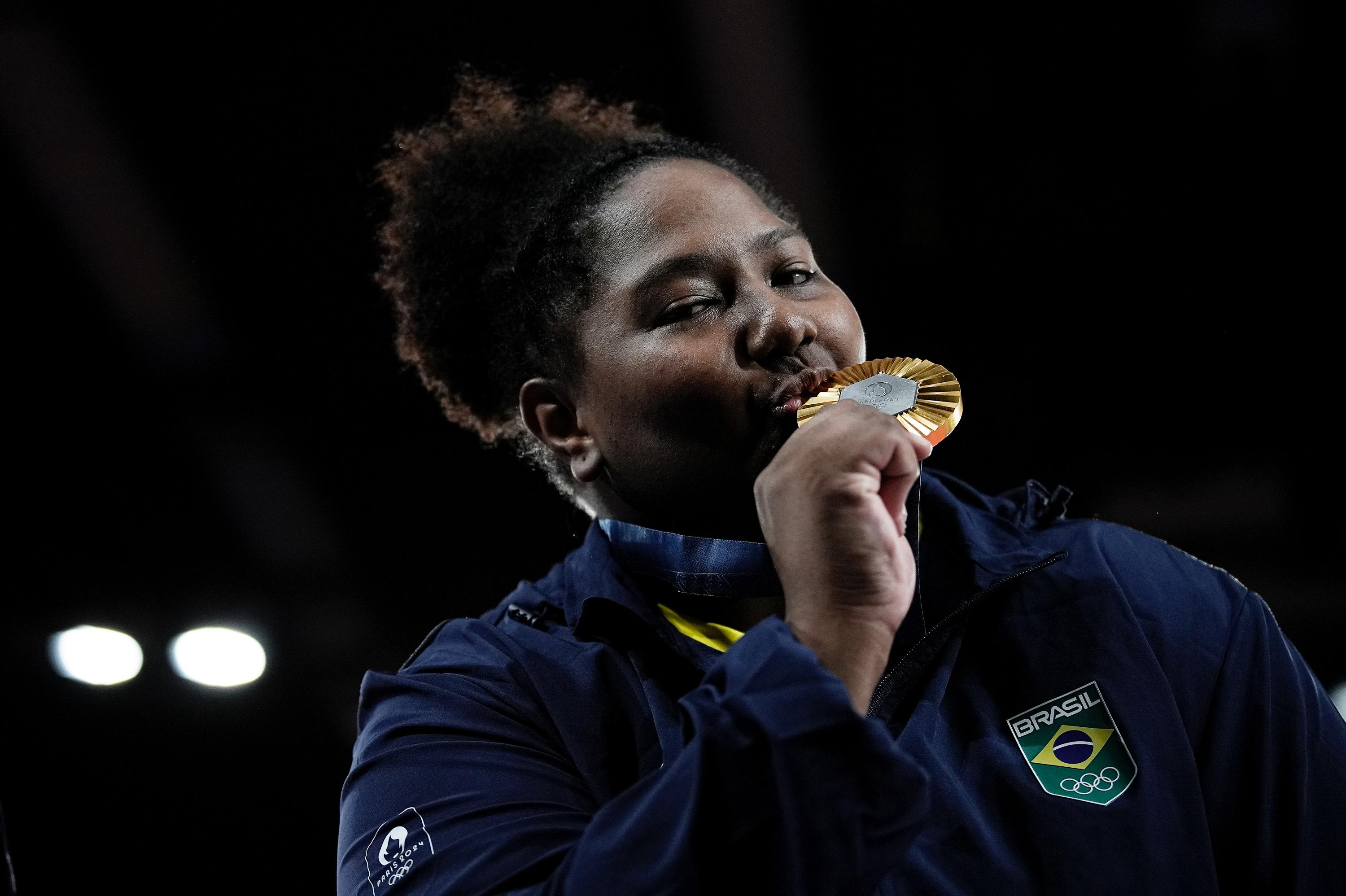 Beatriz Souza recebe a medalha de ouro -  Foto Alexandre Loureiro COB