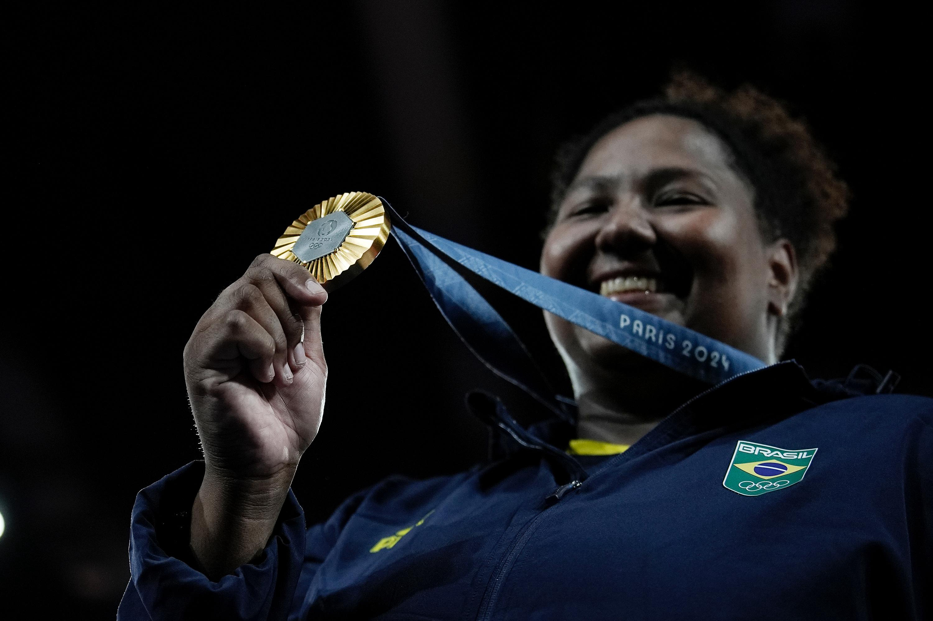 Beatriz Souza recebe a medalha de ouro -  Foto Alexandre Loureiro COB.