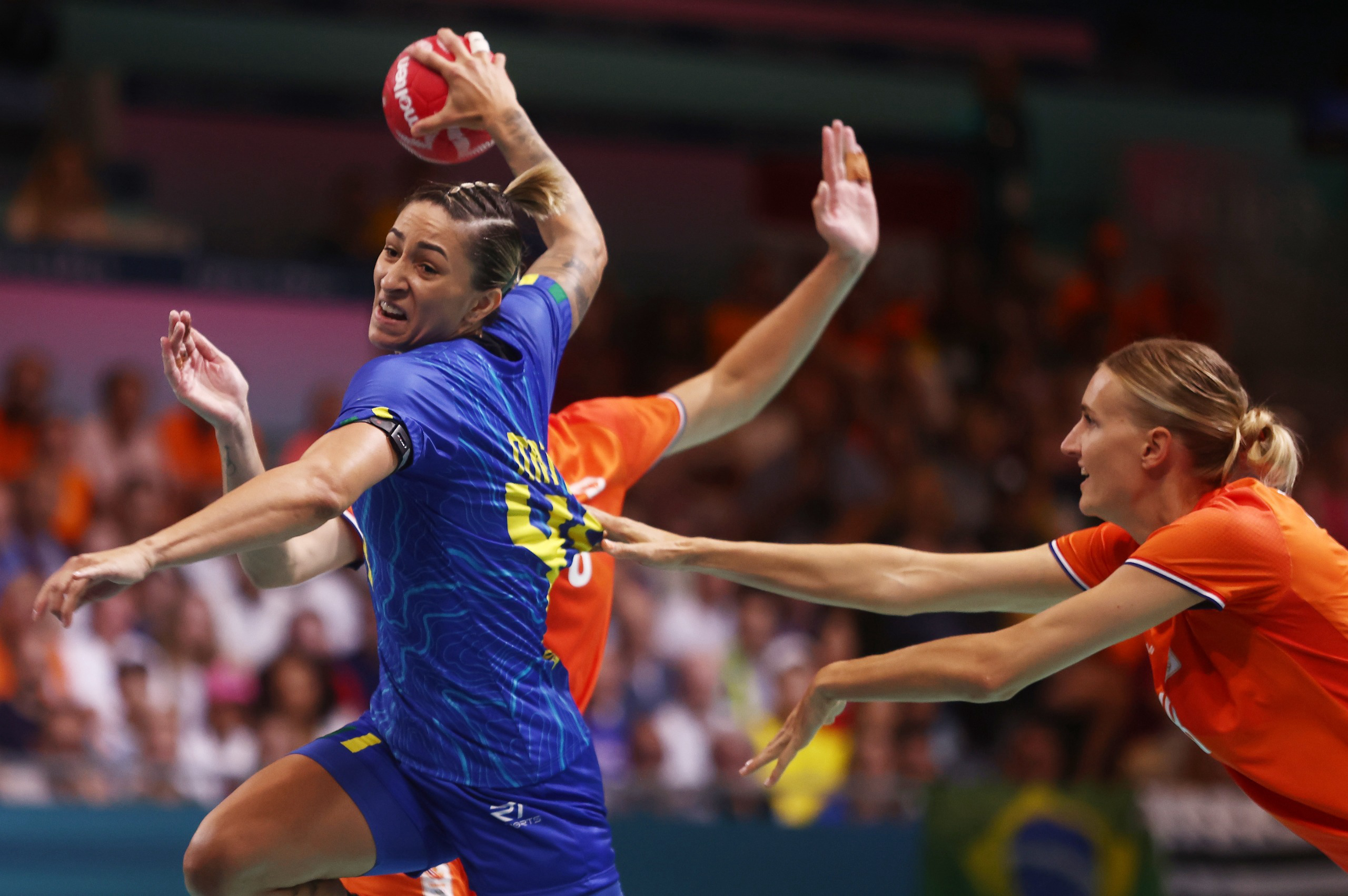 Brasil perde para Holanda no handebol feminino. 