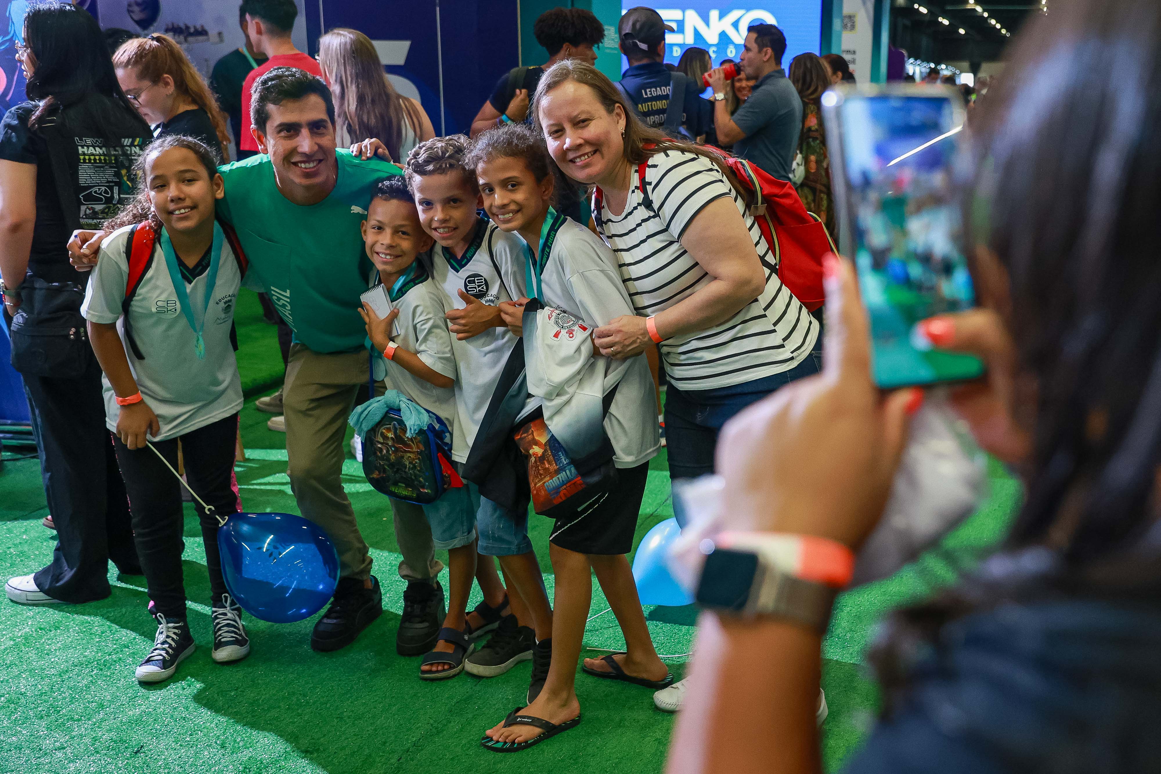 Caio Bonfim tira foto com fãs durante COB Expo 2024. Leo Barrilari (COB)