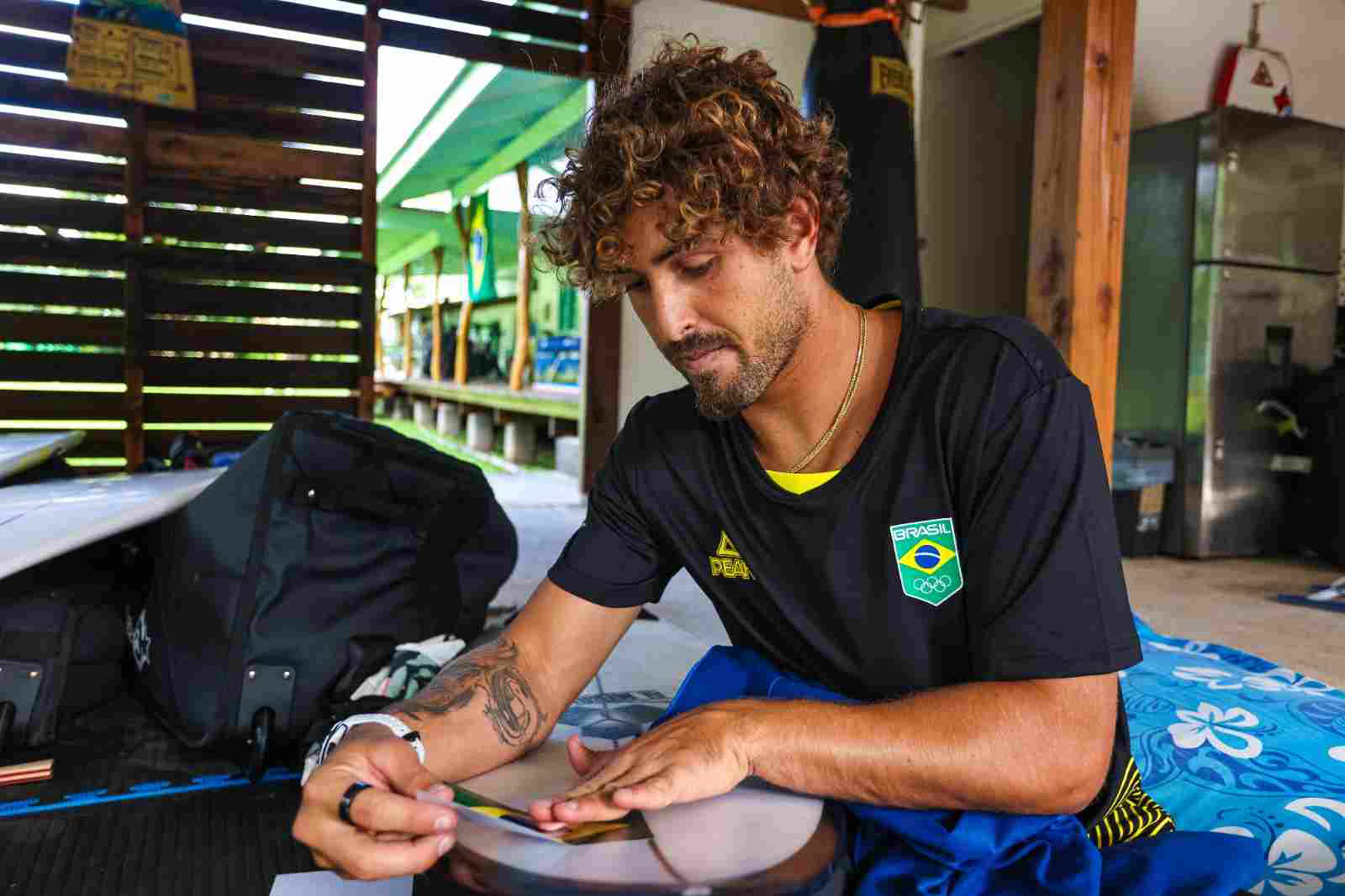 Chumbinho é conectado com o vilarejo em Teahupo'o.