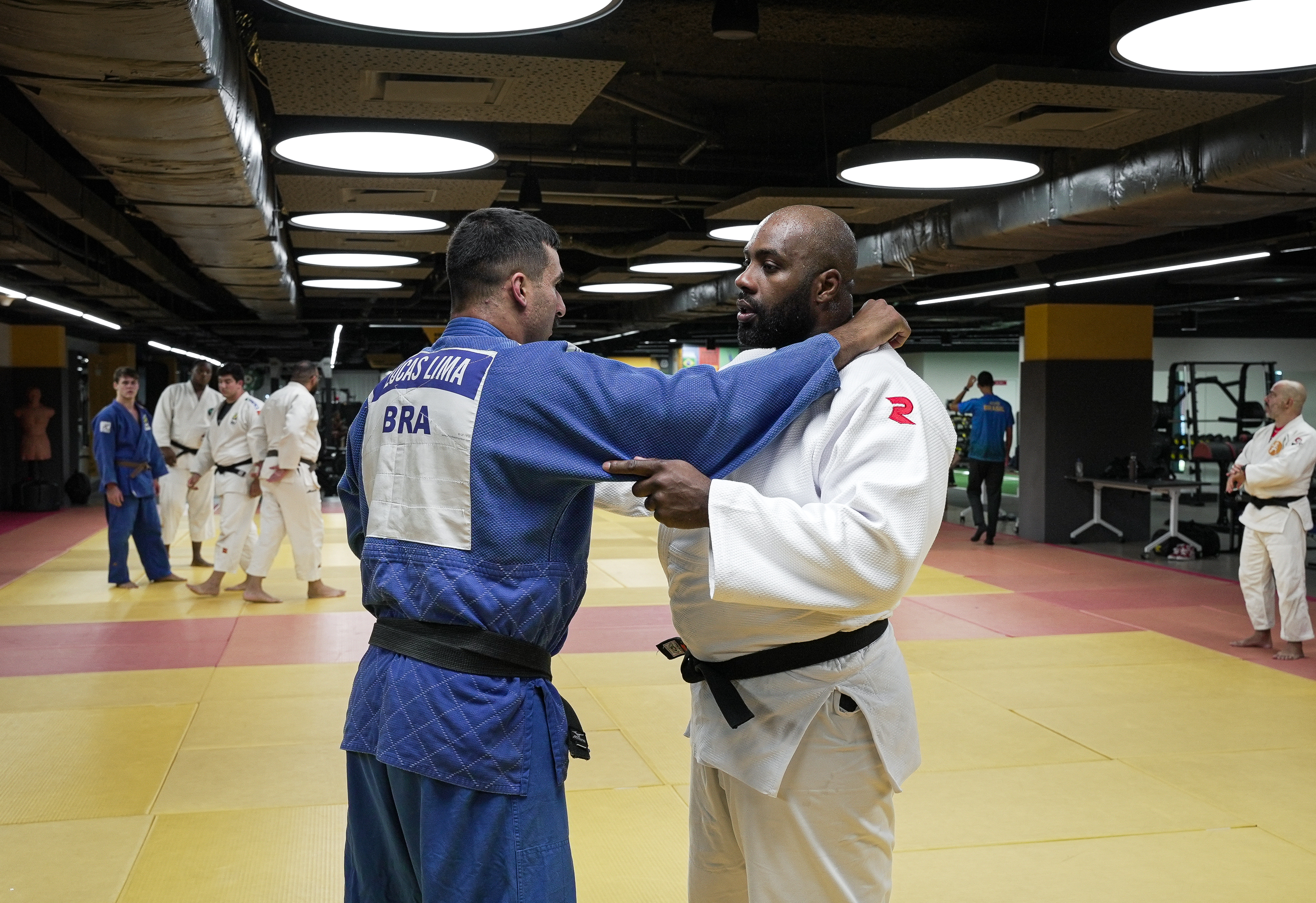 Teddy Riner treina no CT Time Brasil com atletas da seleção brasileira de judô de base e adulta