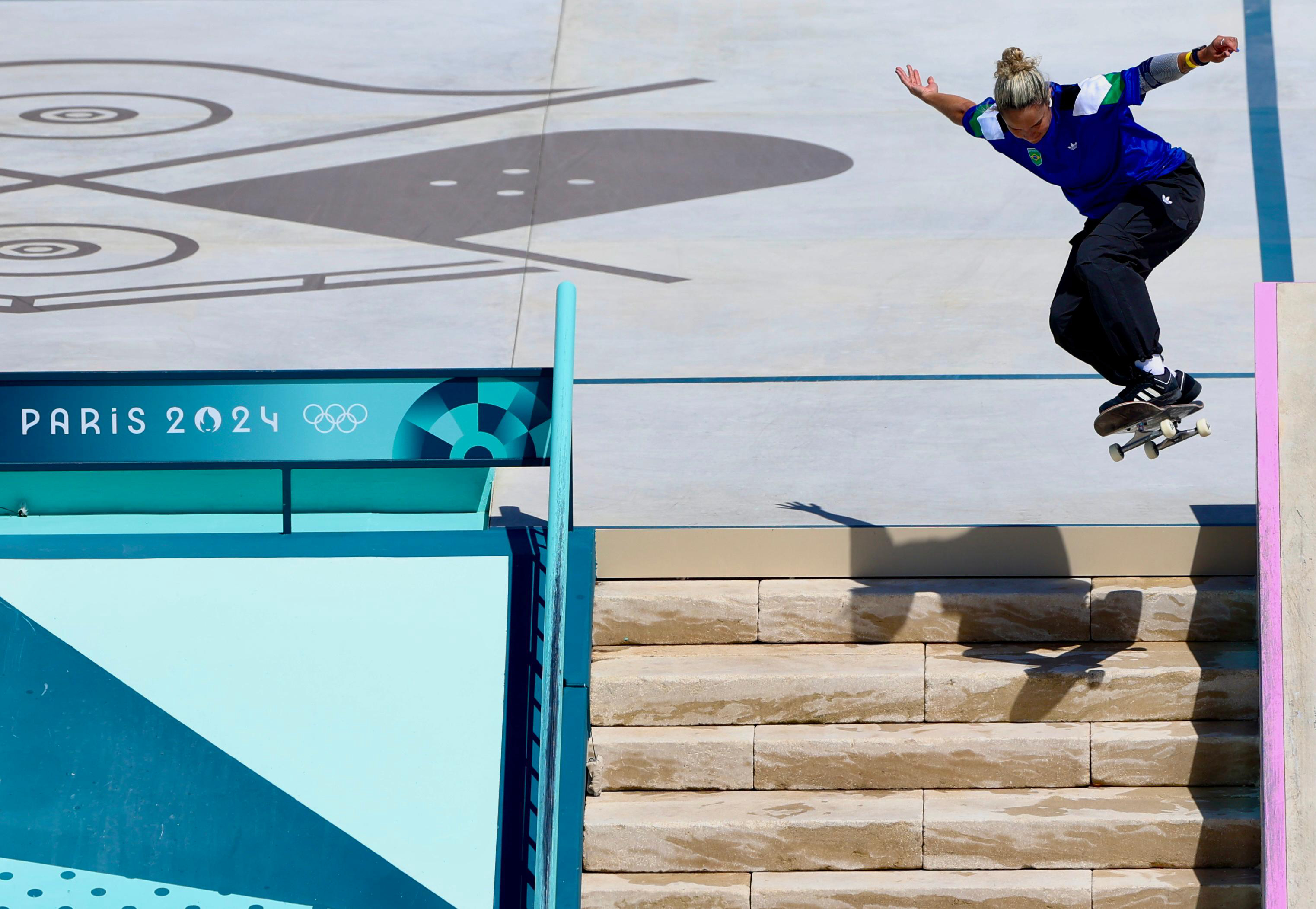 Gabi Mazetto faz manobra na pista de skate