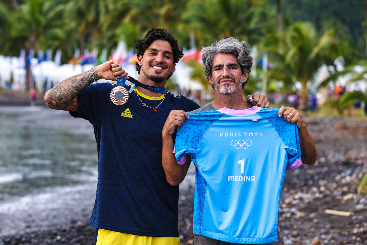 Gabriel Medina e seu padrasto e técnico Charles, o Charlão.