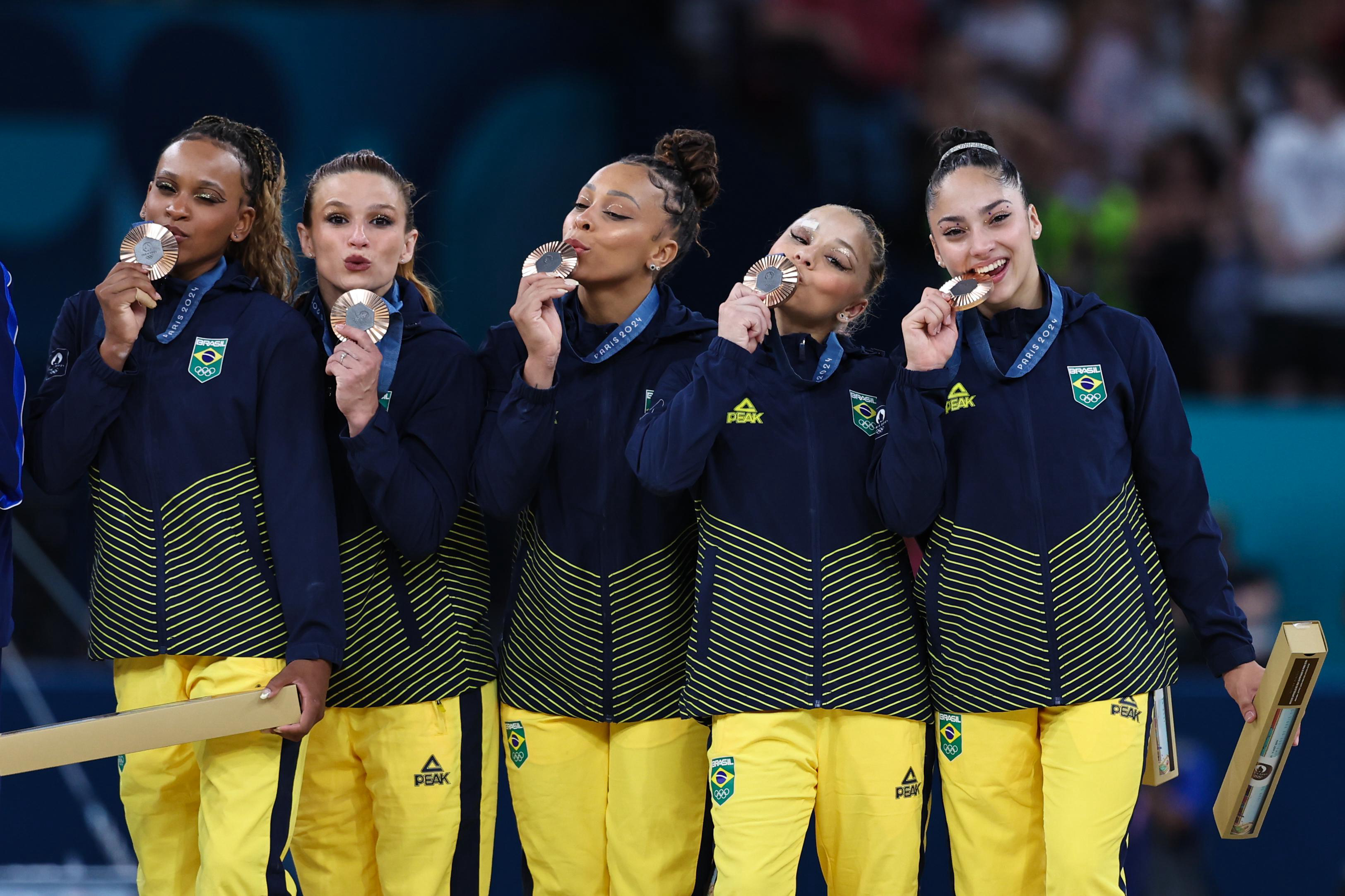 Equipe da ginástica artística do Brasil posa com a medalha de bronze