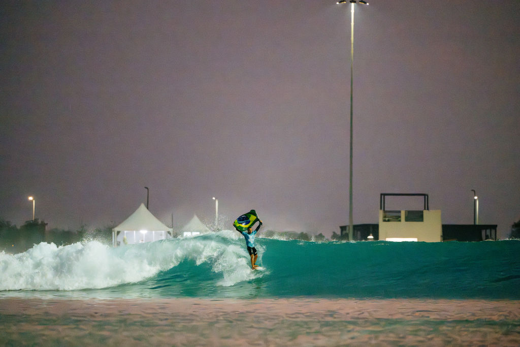 Italo Ferreira celebra título com bandeira do Brasil. Foto: Max Physick/World Surf League via Getty Images