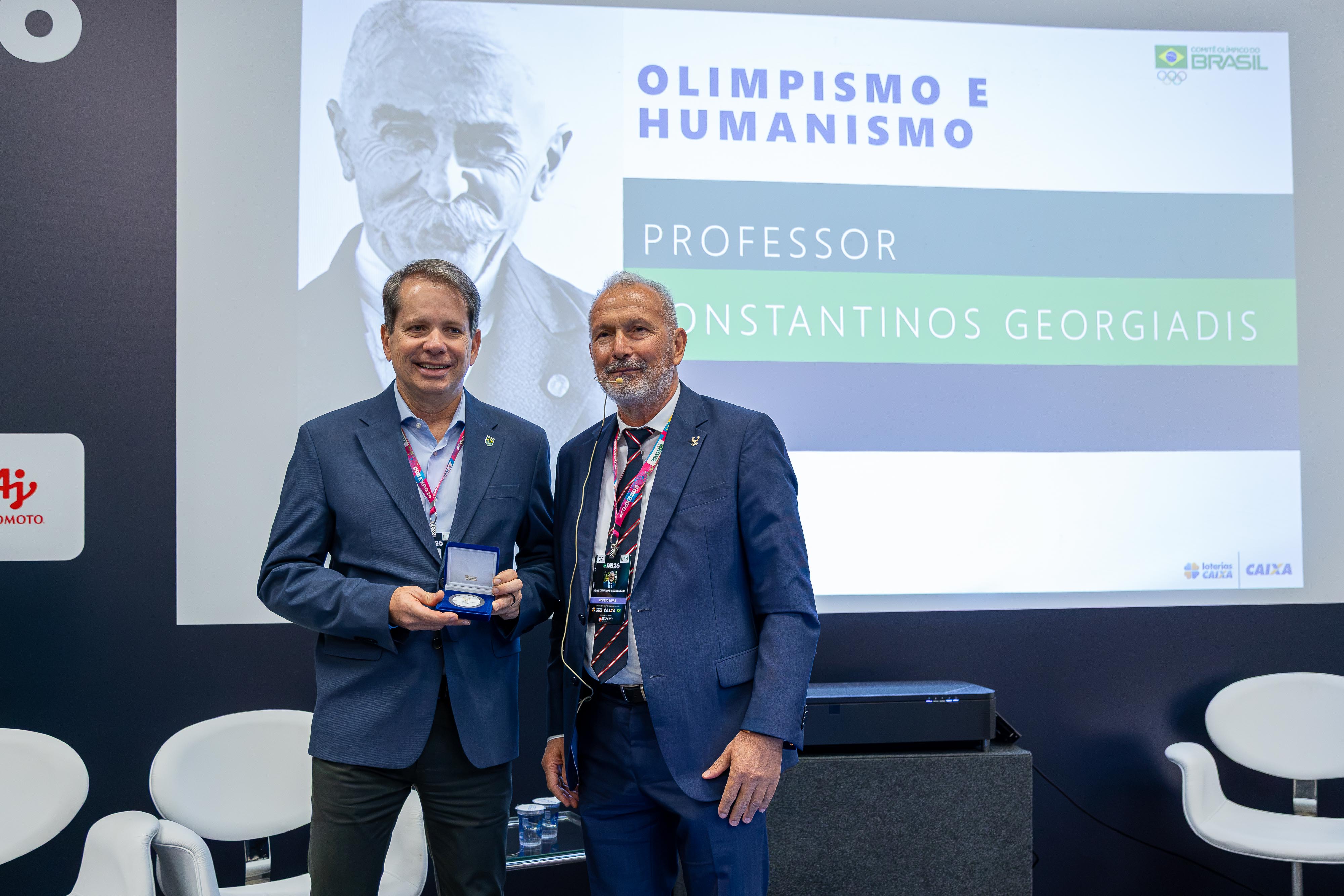  Konstantinos Georgiadis, o Professor Kostas, reitor da Academia Olímpica Internacional (AOI) entrega medalha para Marco La Porta, presidente do COB, durante Academia Olímpica Brasileira.jpg