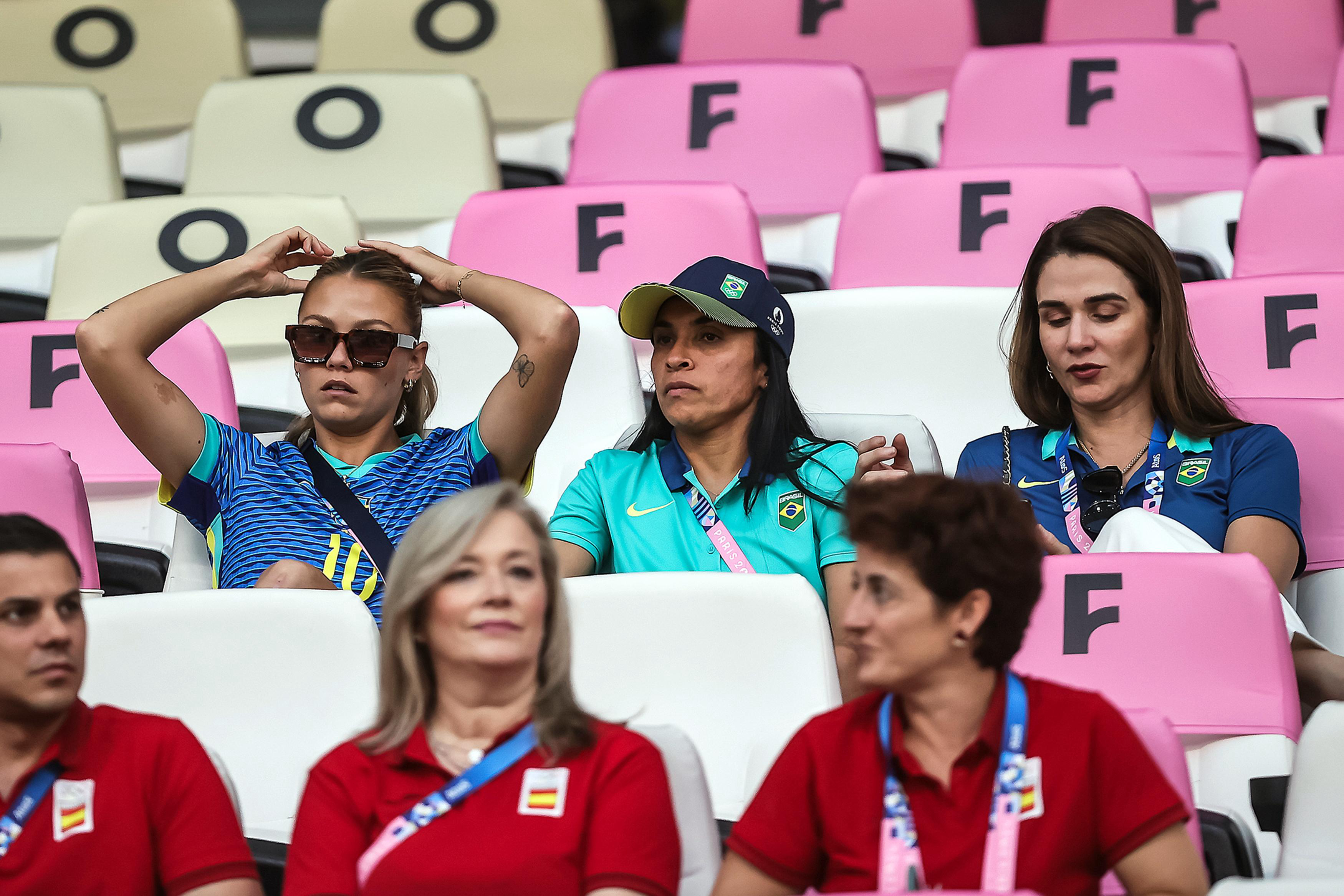 Marta assiste jogo do Brasil na arquibancada