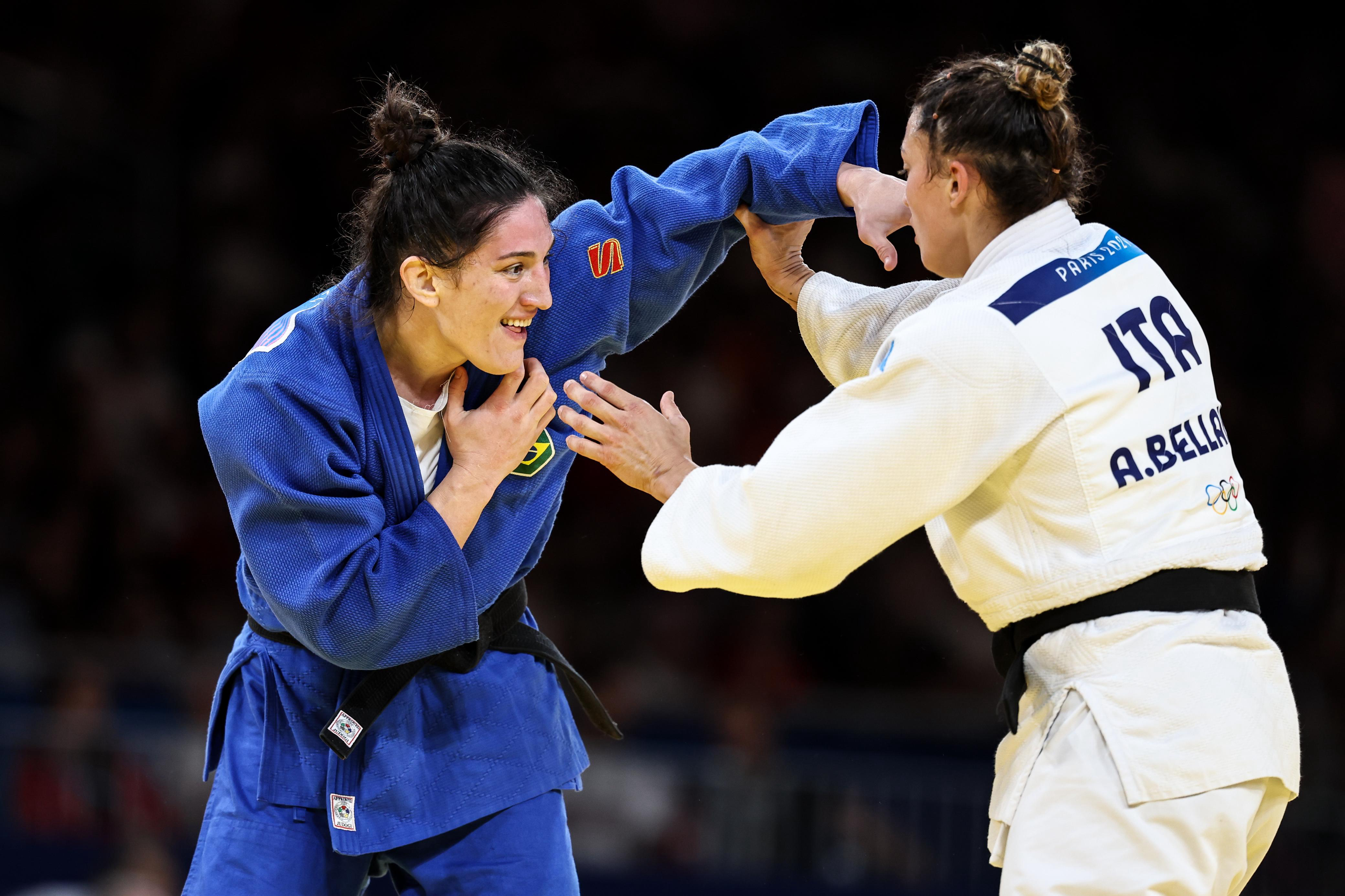 Mayra Aguiar luta de kimono azul contra adversária