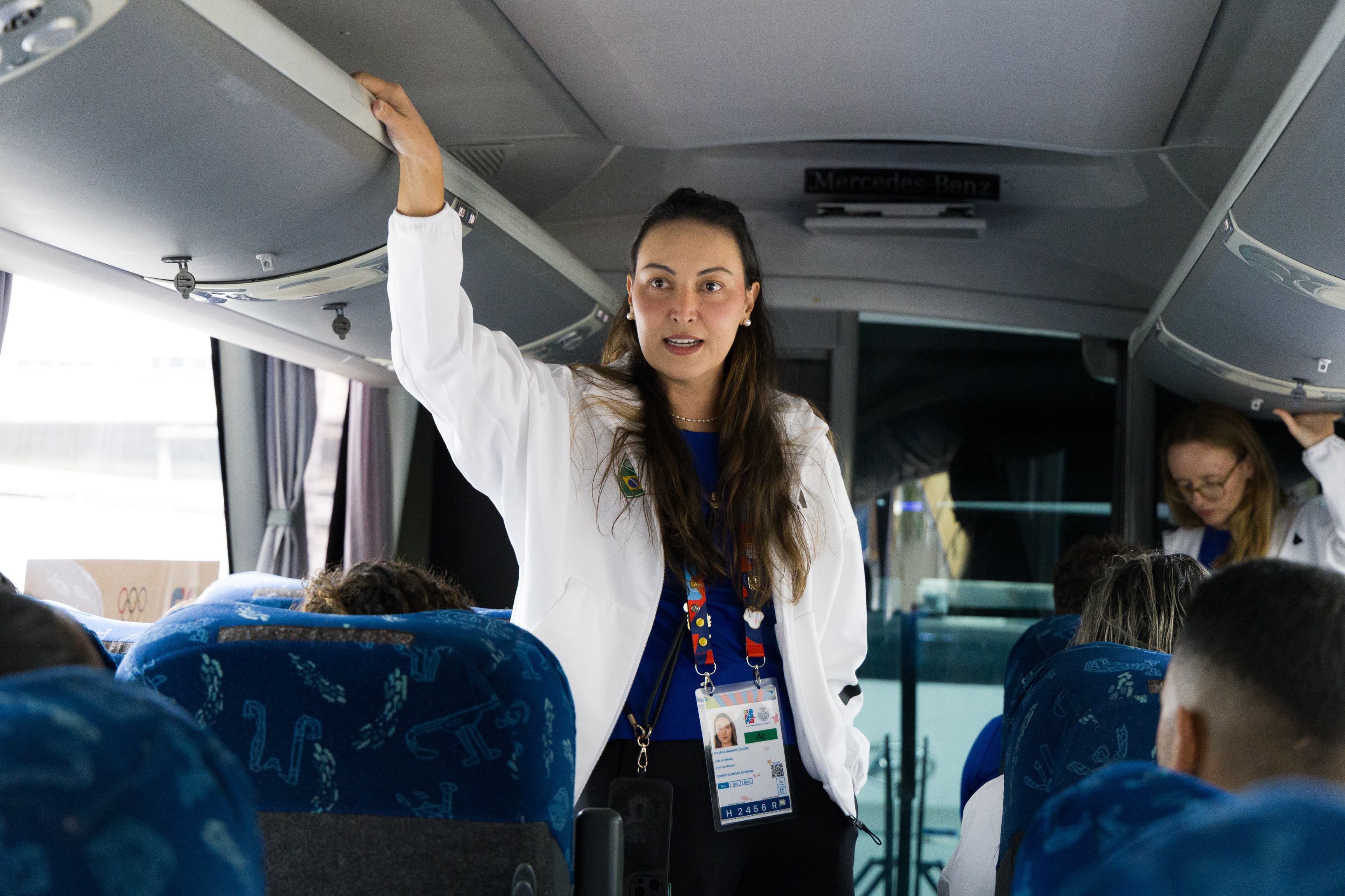 Poliana Okimoto acompanha atletas no ônibus da delegação