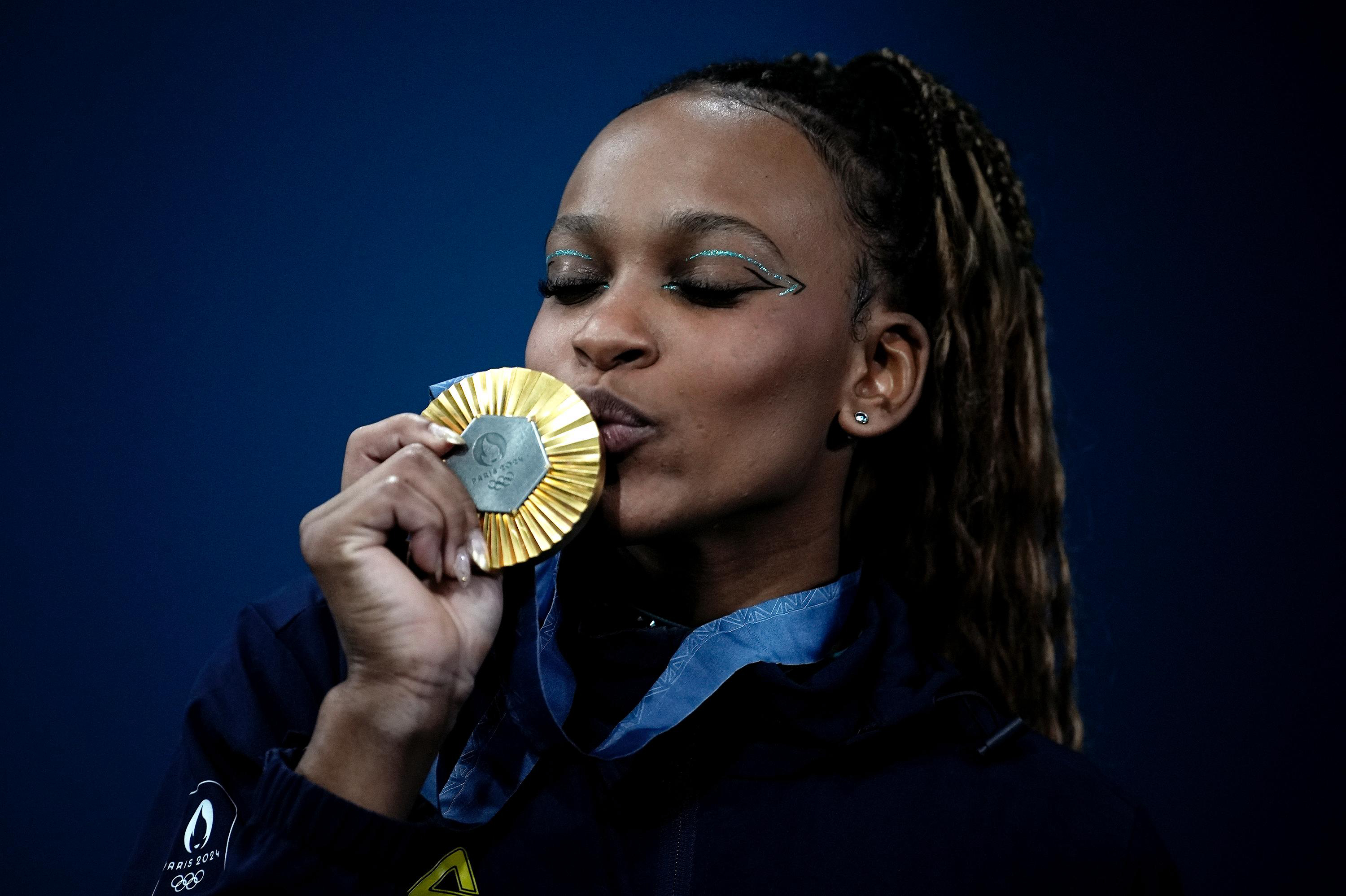 Rebeca Andrade beija a medalha de ouro