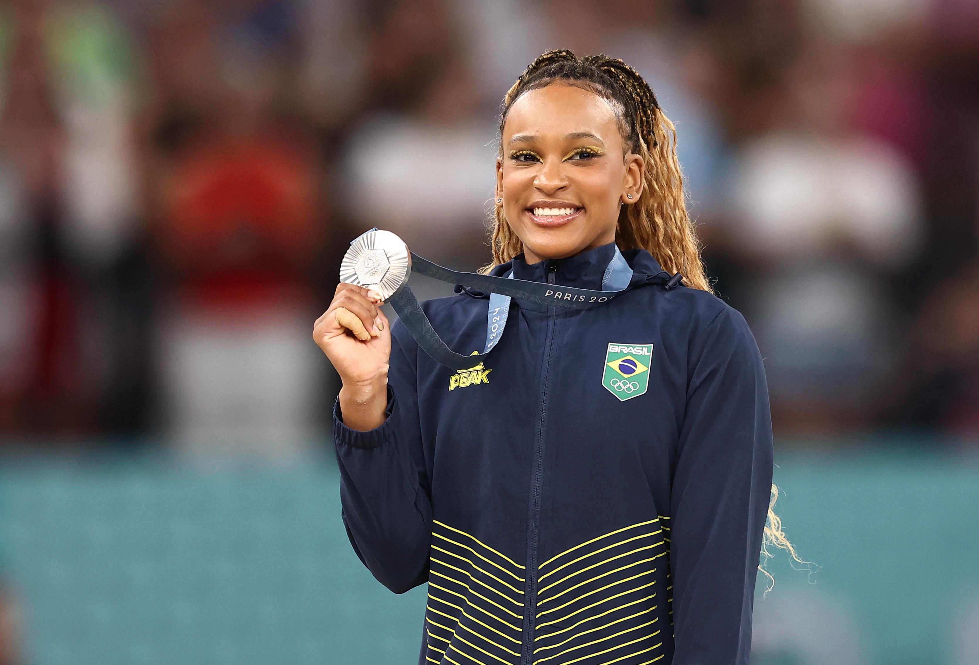 Rebeca Andrade com a medalha de prata