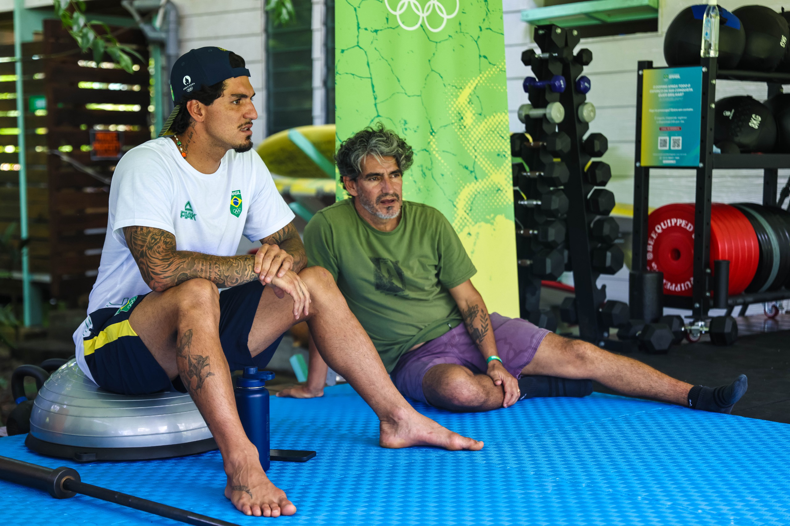 Surfista tricampeão mundial está em Teahupo´o ao lado do treinador e padrasto.