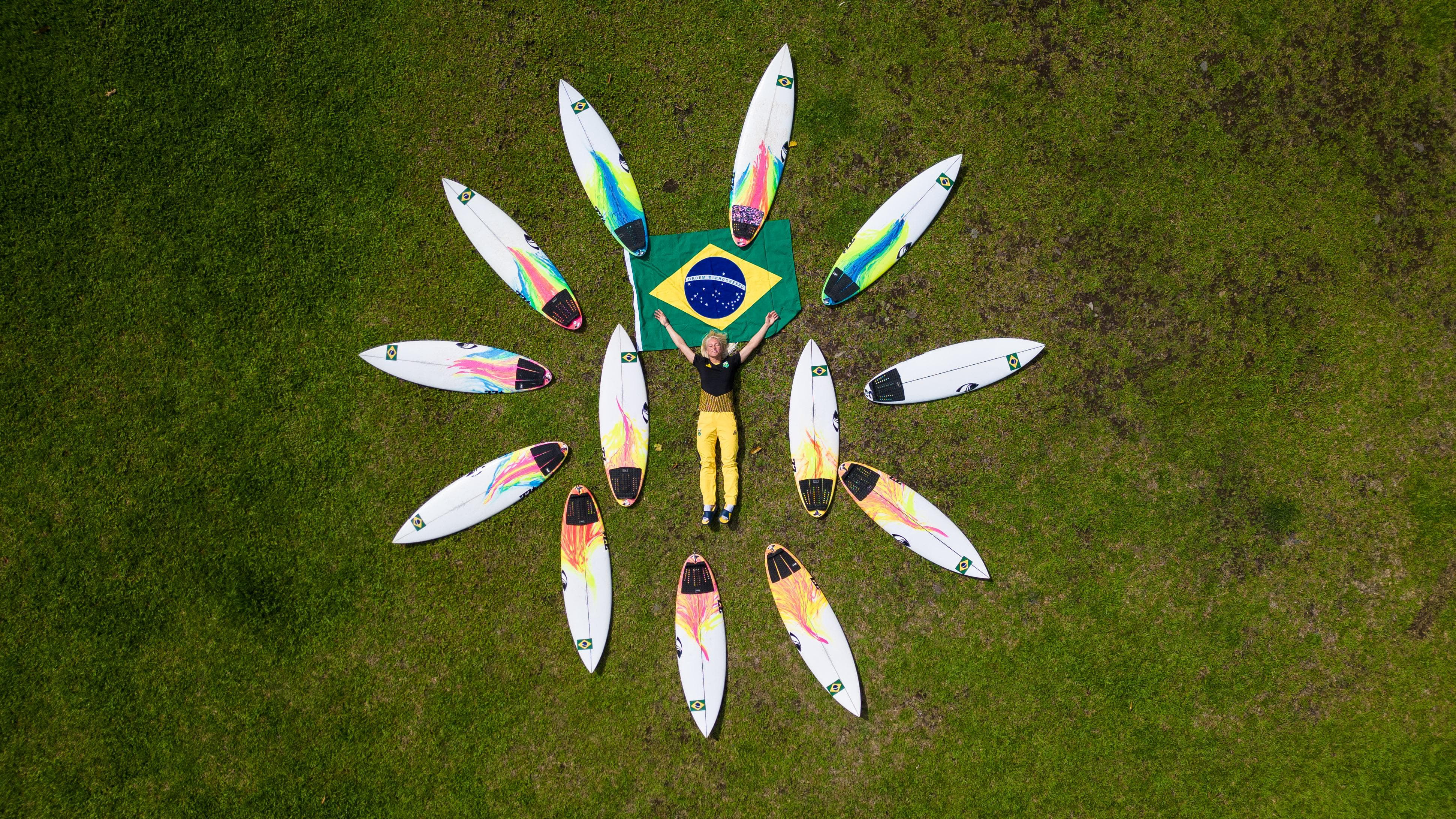 Tati Weston-Webb e as pranchas do Brasil nos Jogos. 