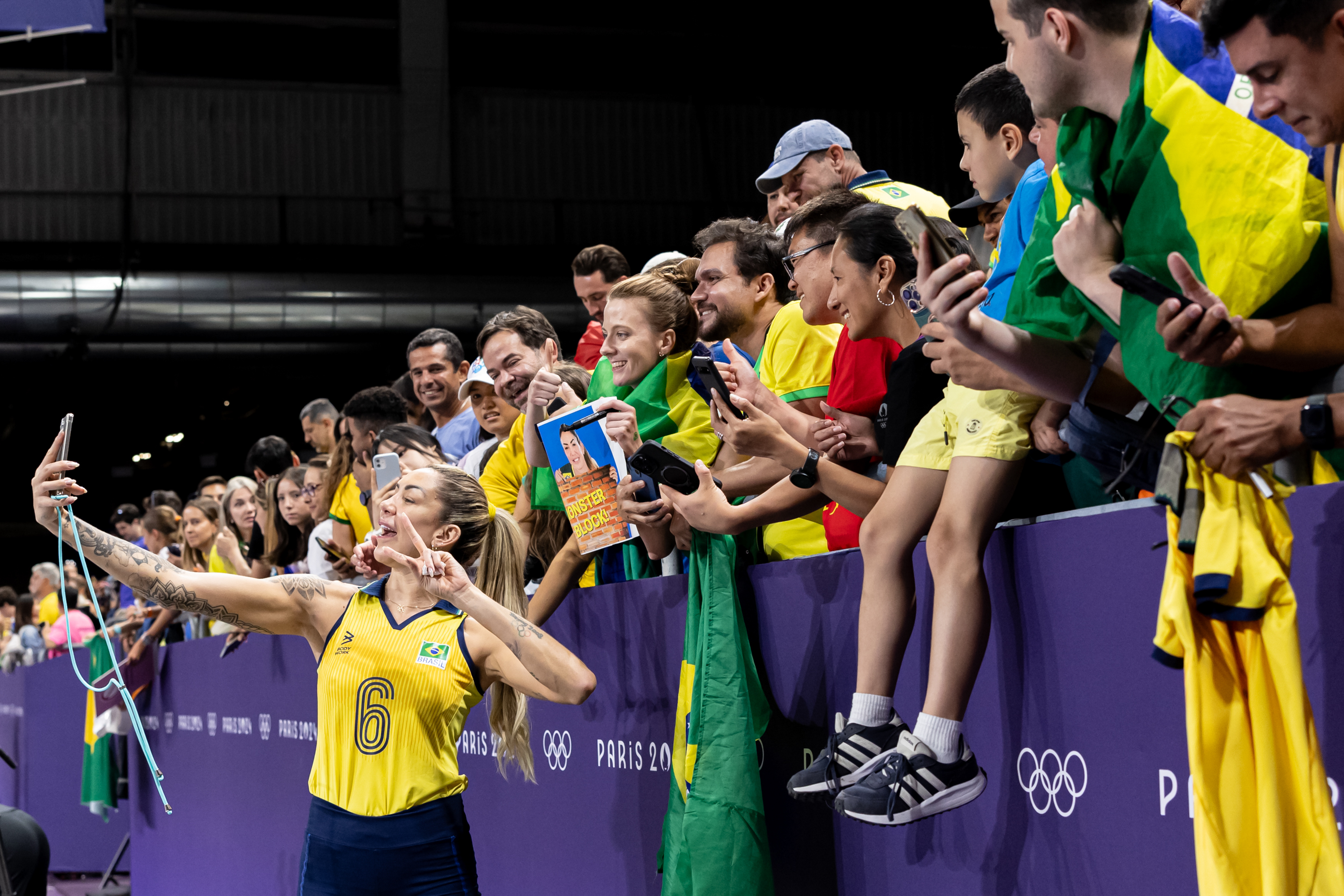 Thaísa celebra com torcedores após conquista do bronze em Paris.