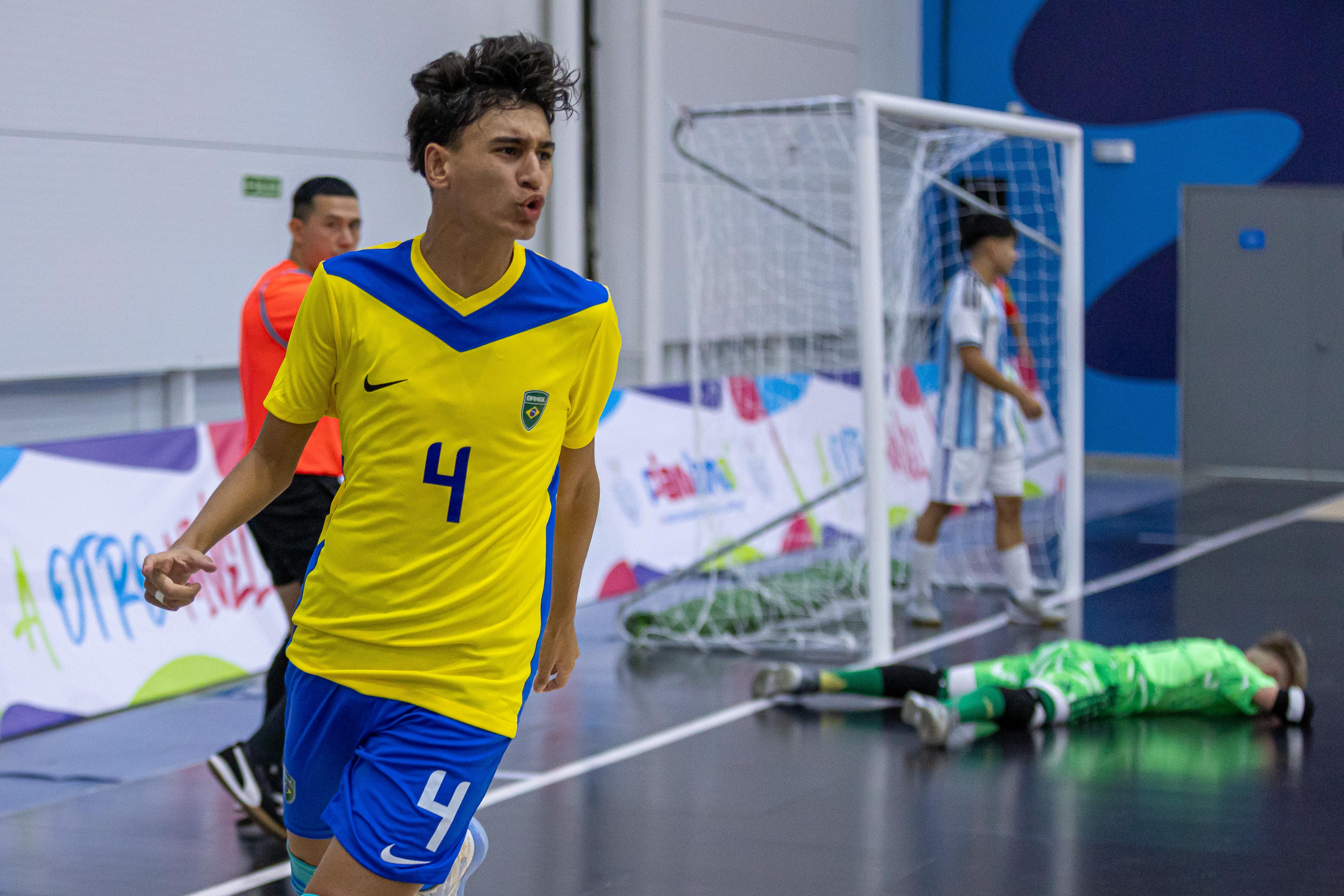  comemora gol na final dos Jogos Sul-Americanos contra a Argentina