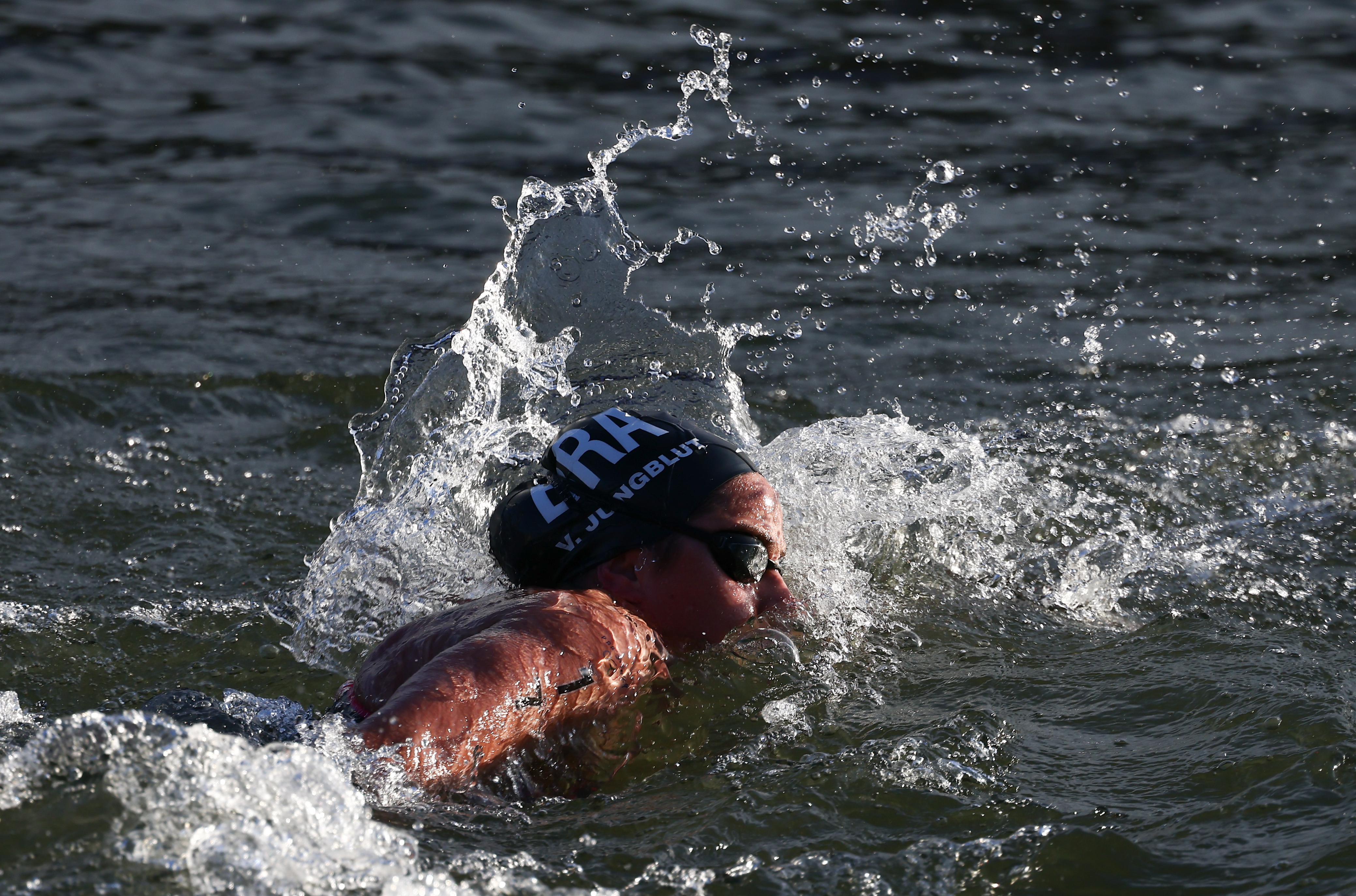 Viviane Jungblut na maratona aquática em Paris.