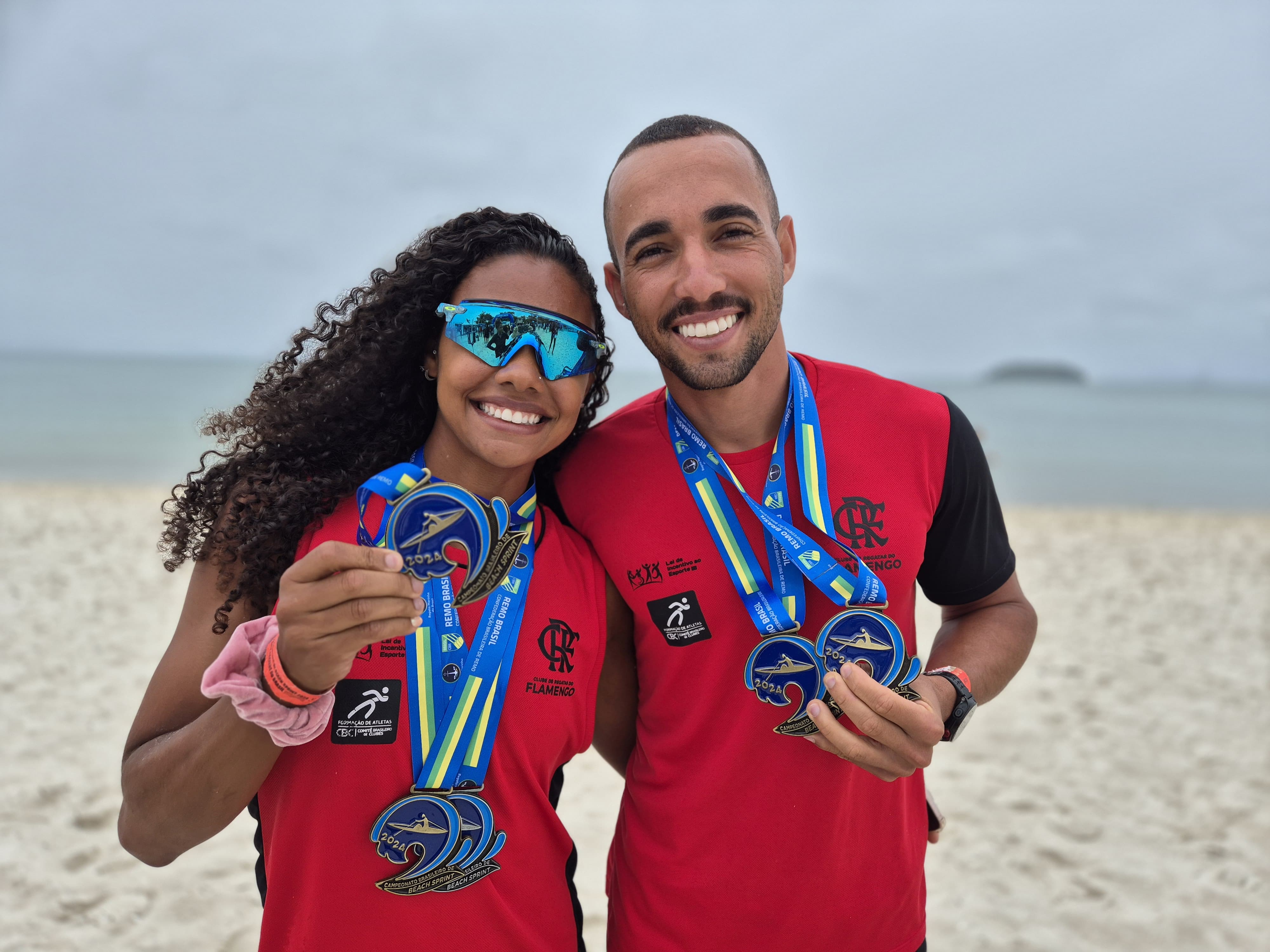 Isabelle Falck e David Farias, medalhas de ouro no double skiff do Brasileiro de Remo Costal. Foto: Daniel Varsano/COB