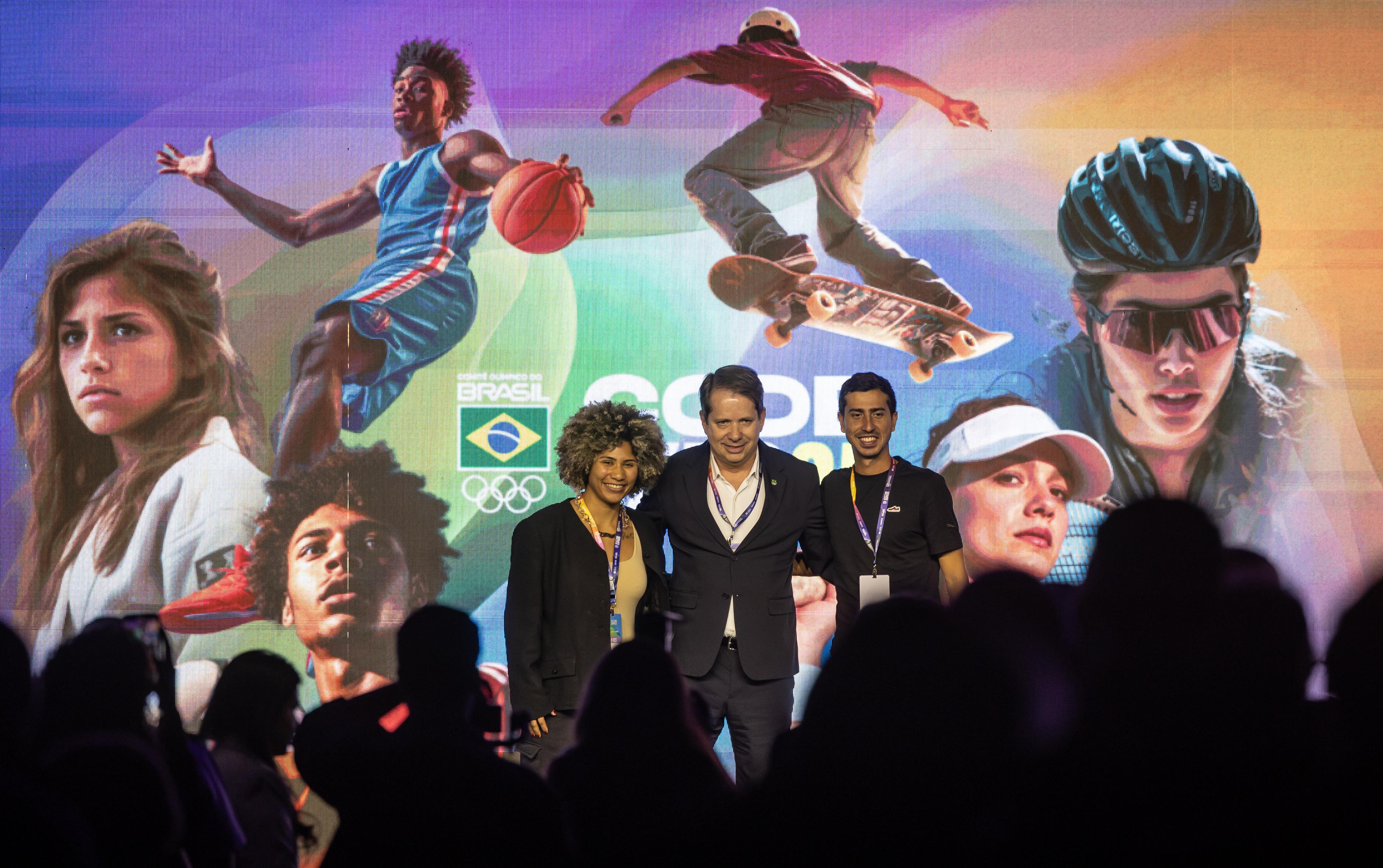 Campeões mundiais Rebeca Lima (boxe) e Caio Bonfim (marcha atlética) participam de abertura oficial da COB Expo 2025 com o presidente Marco La Porta (Jonne Roriz/COB)