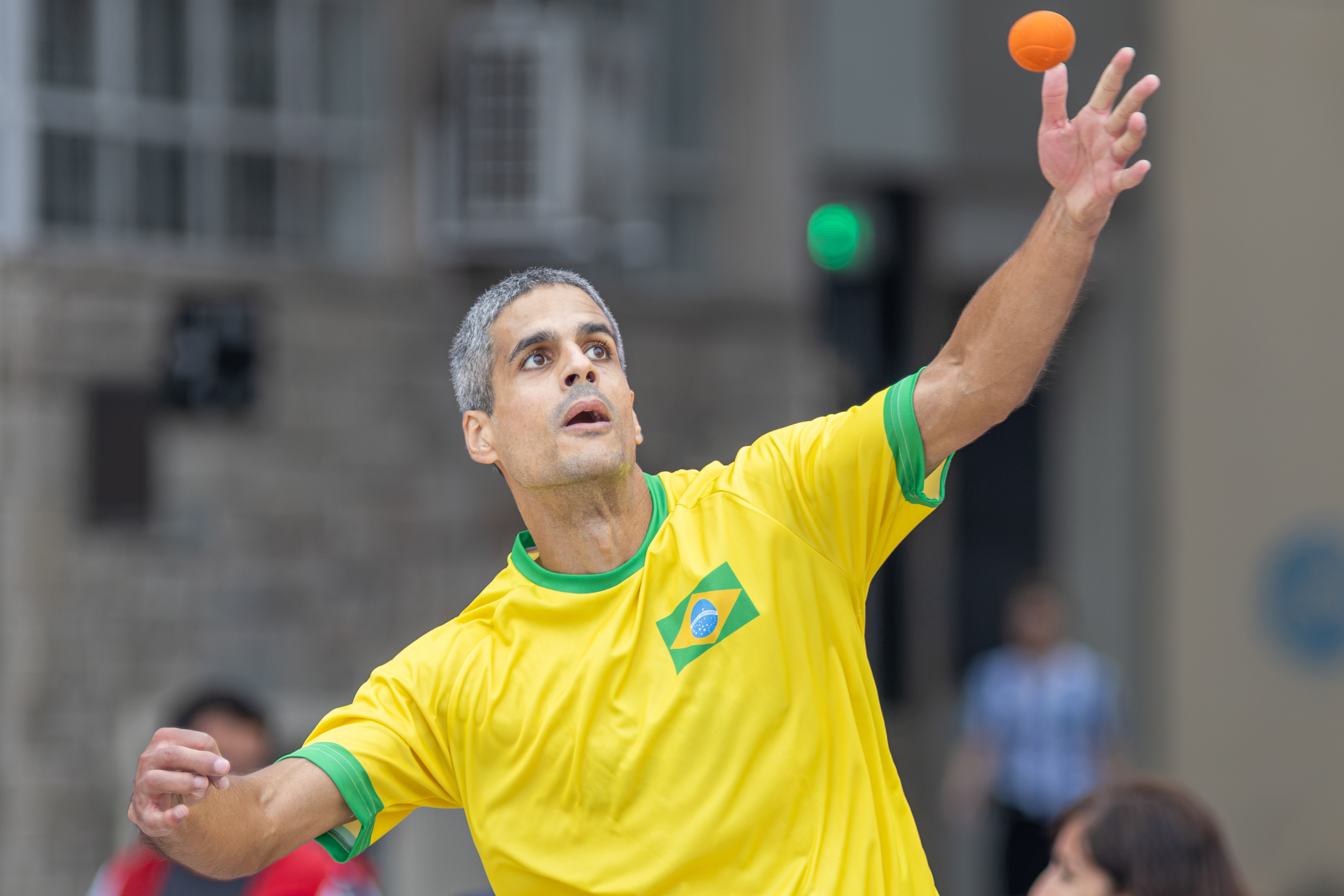 atleta Filipe Otheguy compete na modalidade Frontball (vertente da pelota basca jogada com as mãos) no monumento a La Bandera em Rosario.