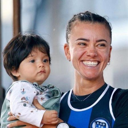 erica-sena-e-o-filho-durante-podio-de-prova-na-europa-1683930192798_v2_450x450.jpg
