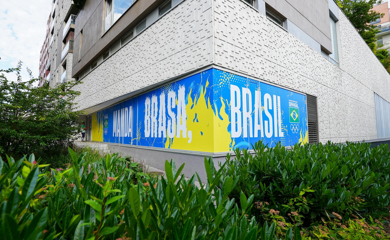 Gymnase Des Docks adesivado do lado externo com "Manda Brasa, Brasil"
