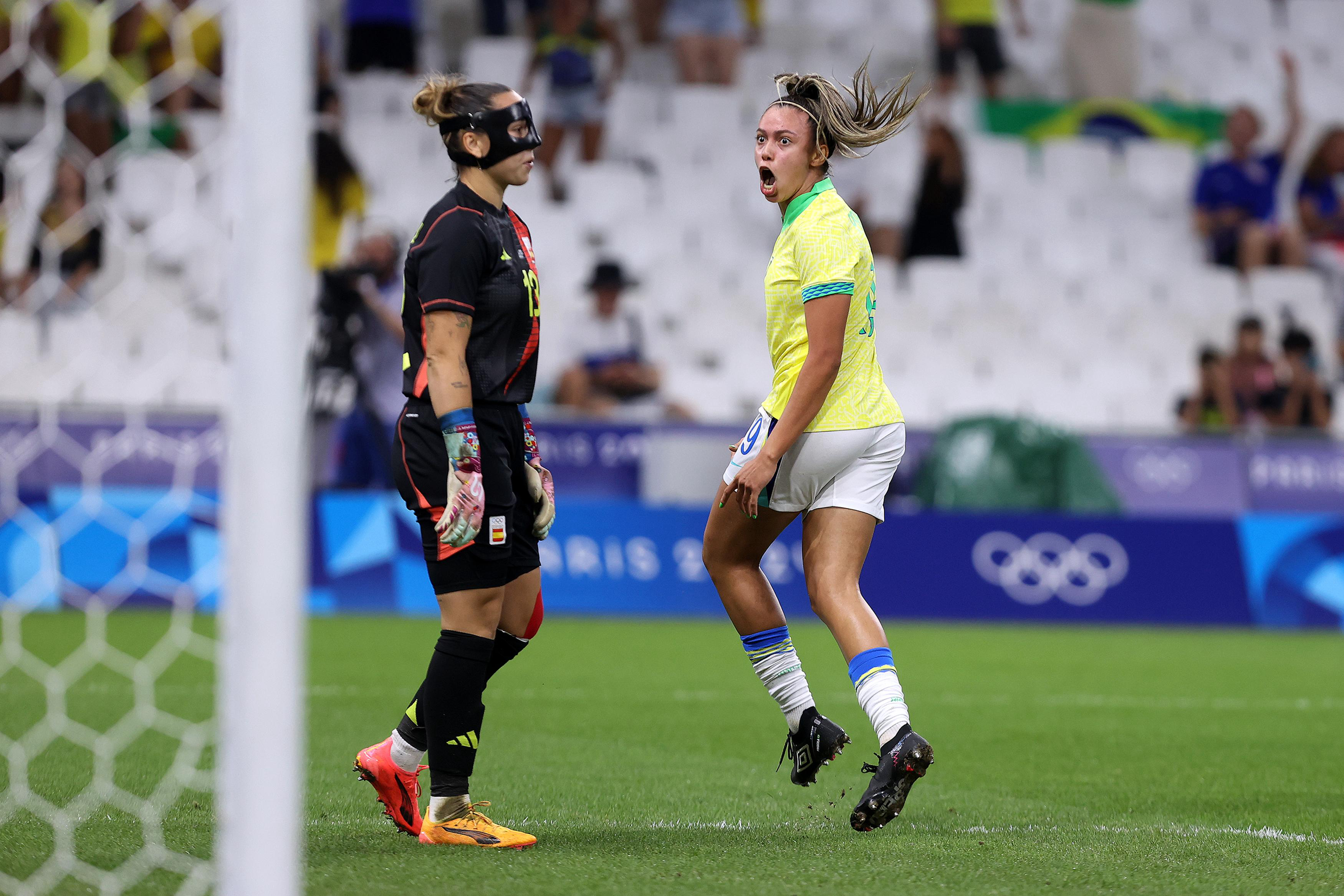 Jogadora do Brasil comemora gol olhando para goleira da Espanha